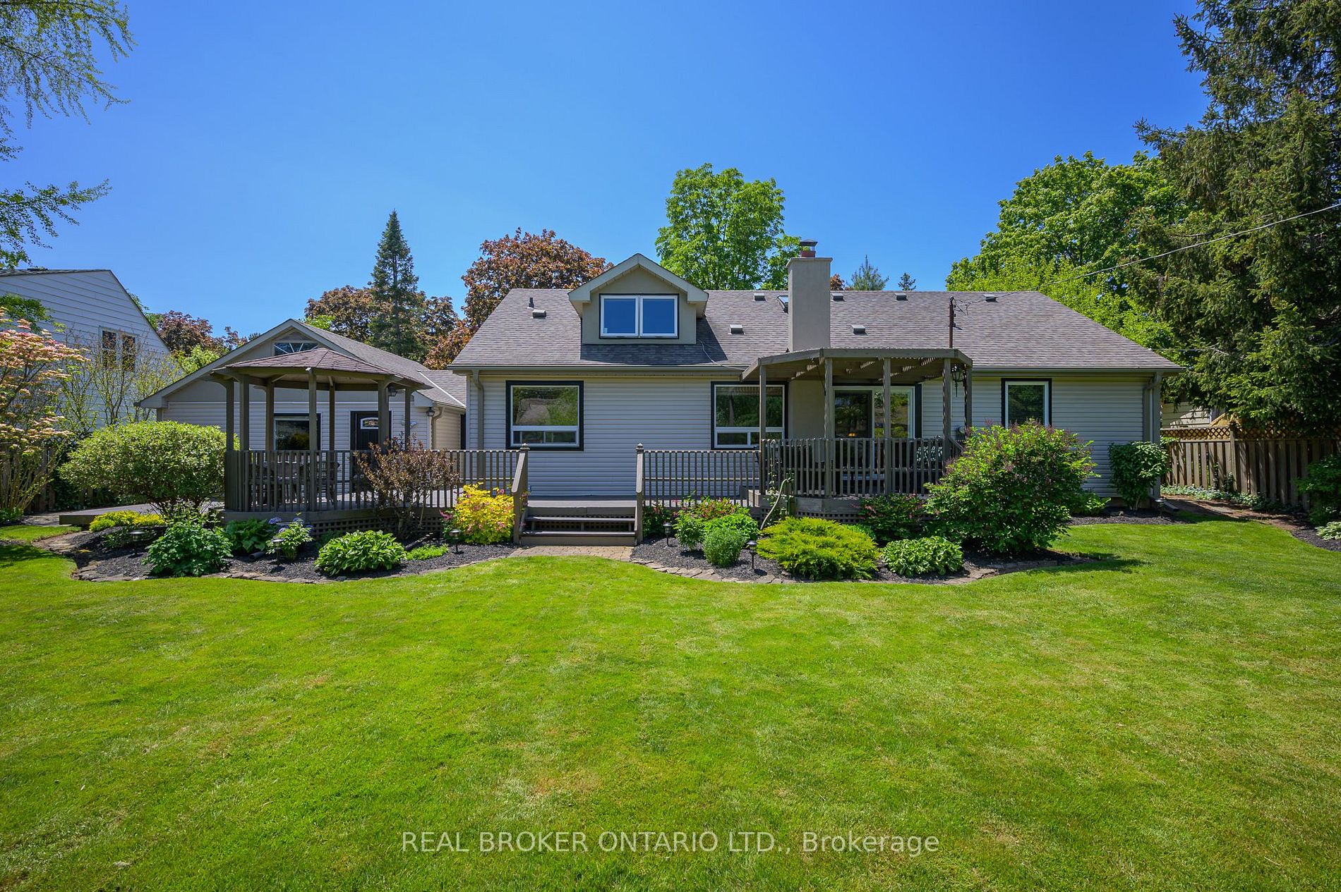 885 Long Dr