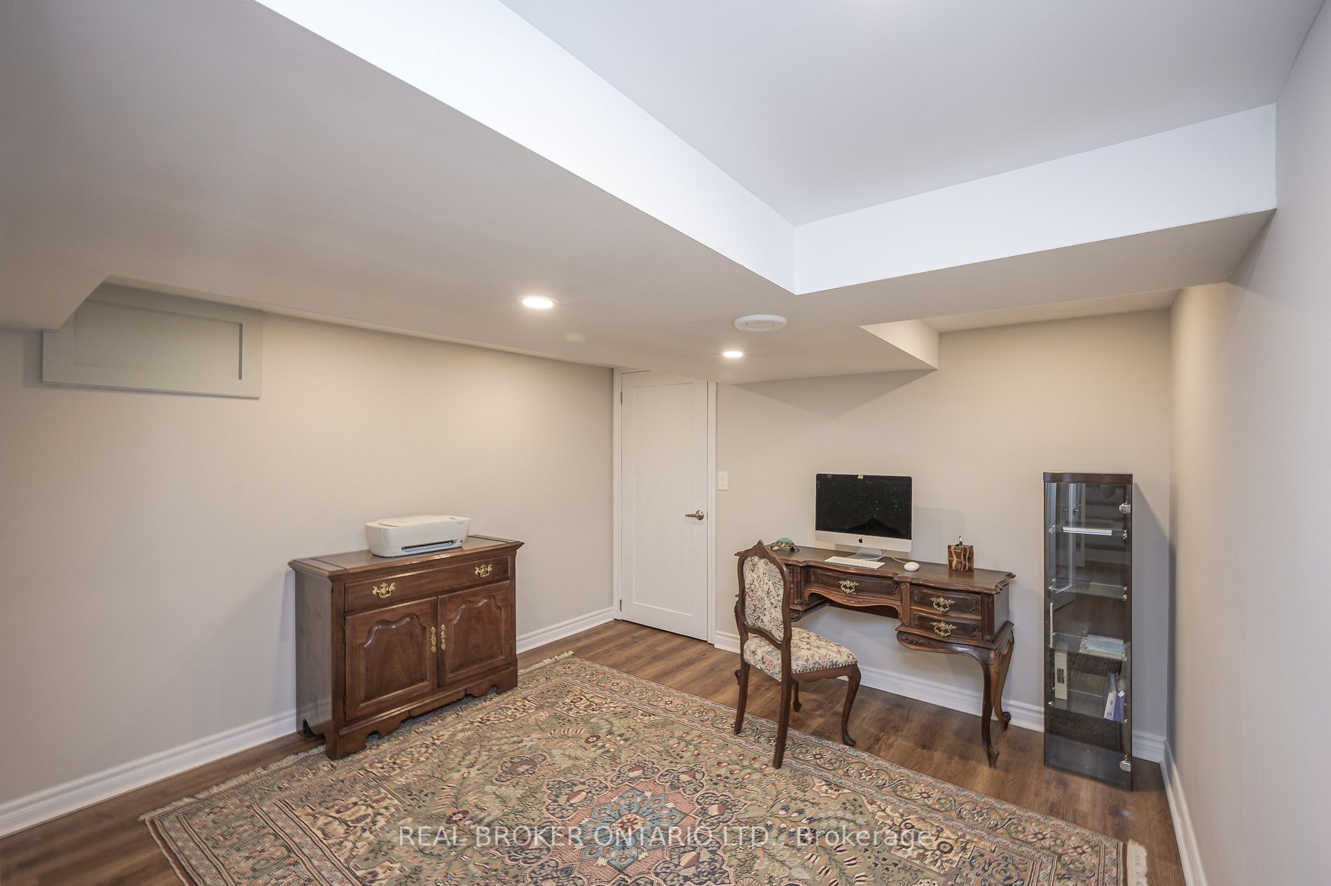 885 Long Dr