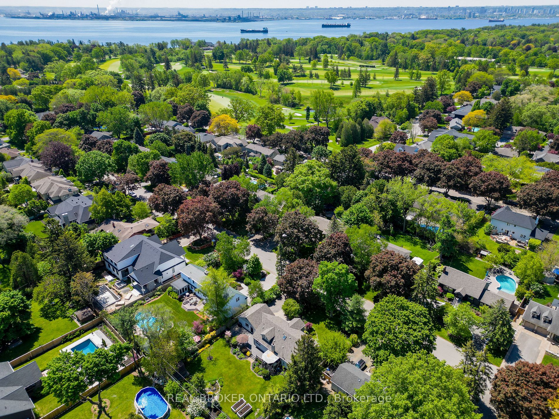 885 Long Dr