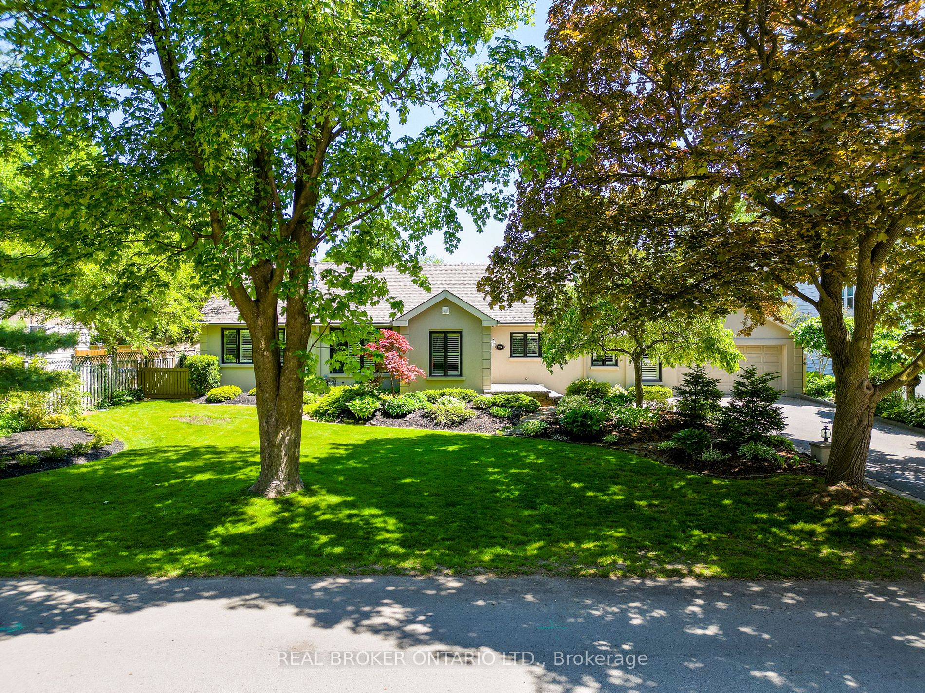 885 Long Dr