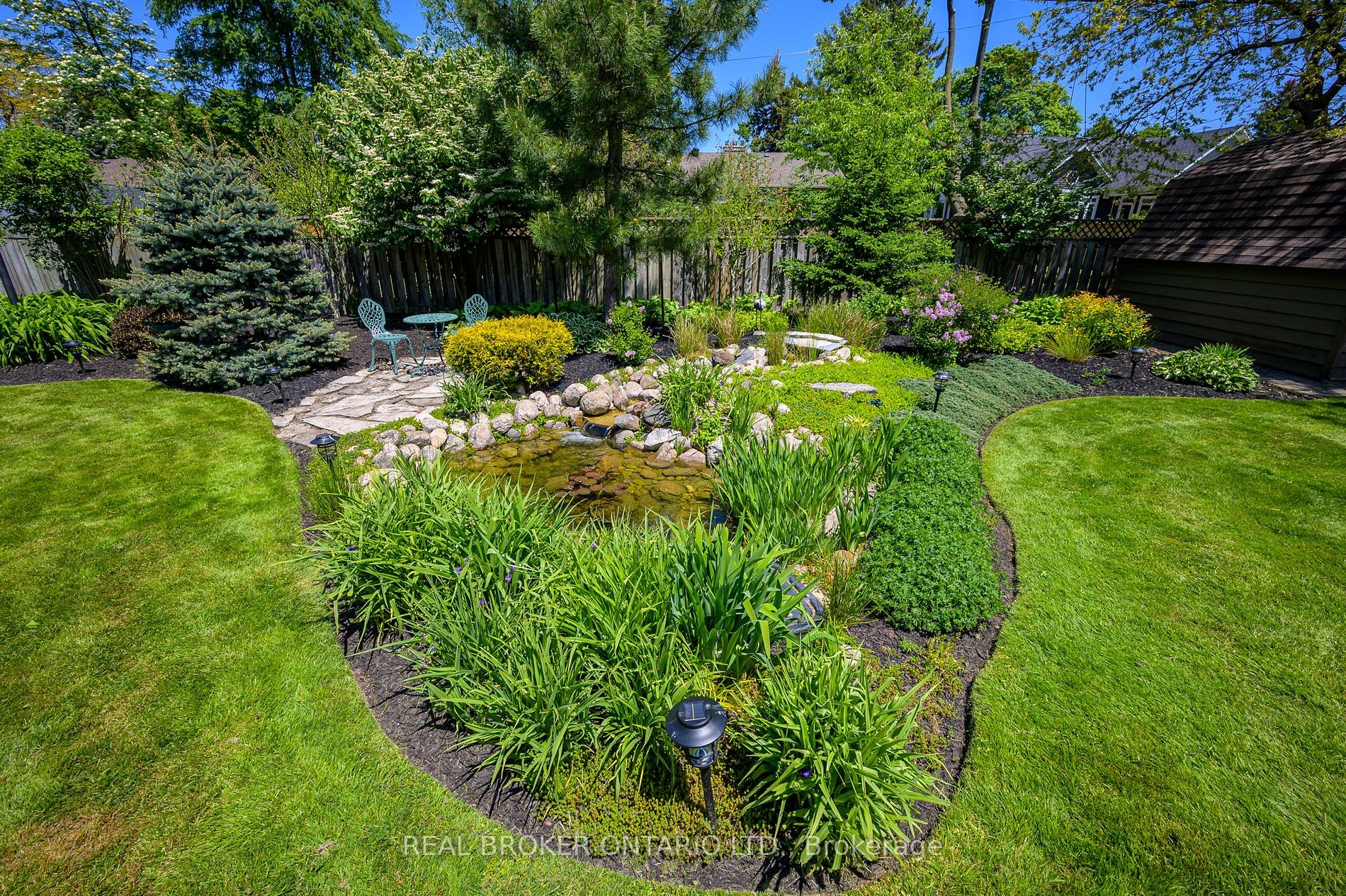 885 Long Dr