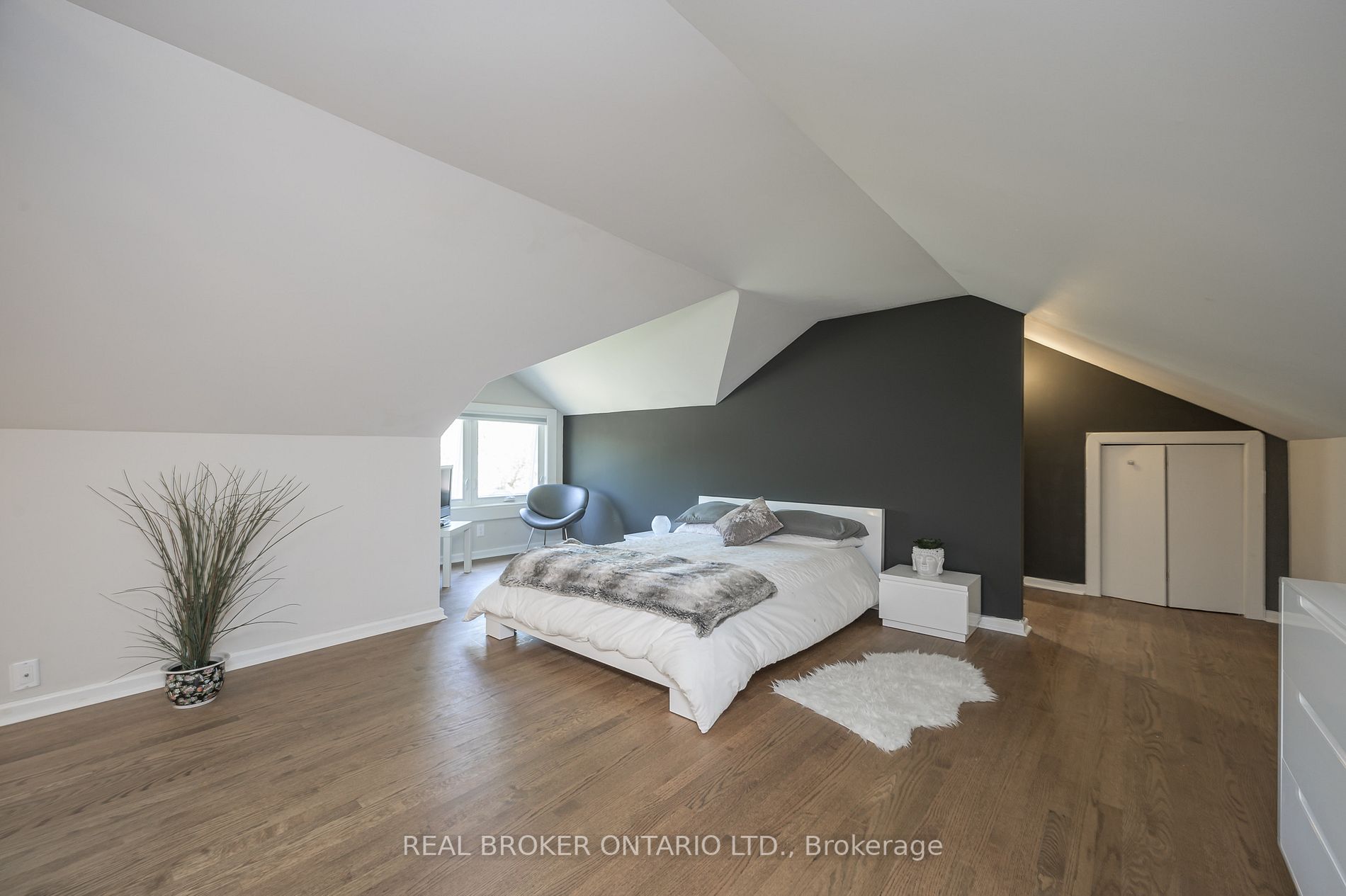 885 Long Dr