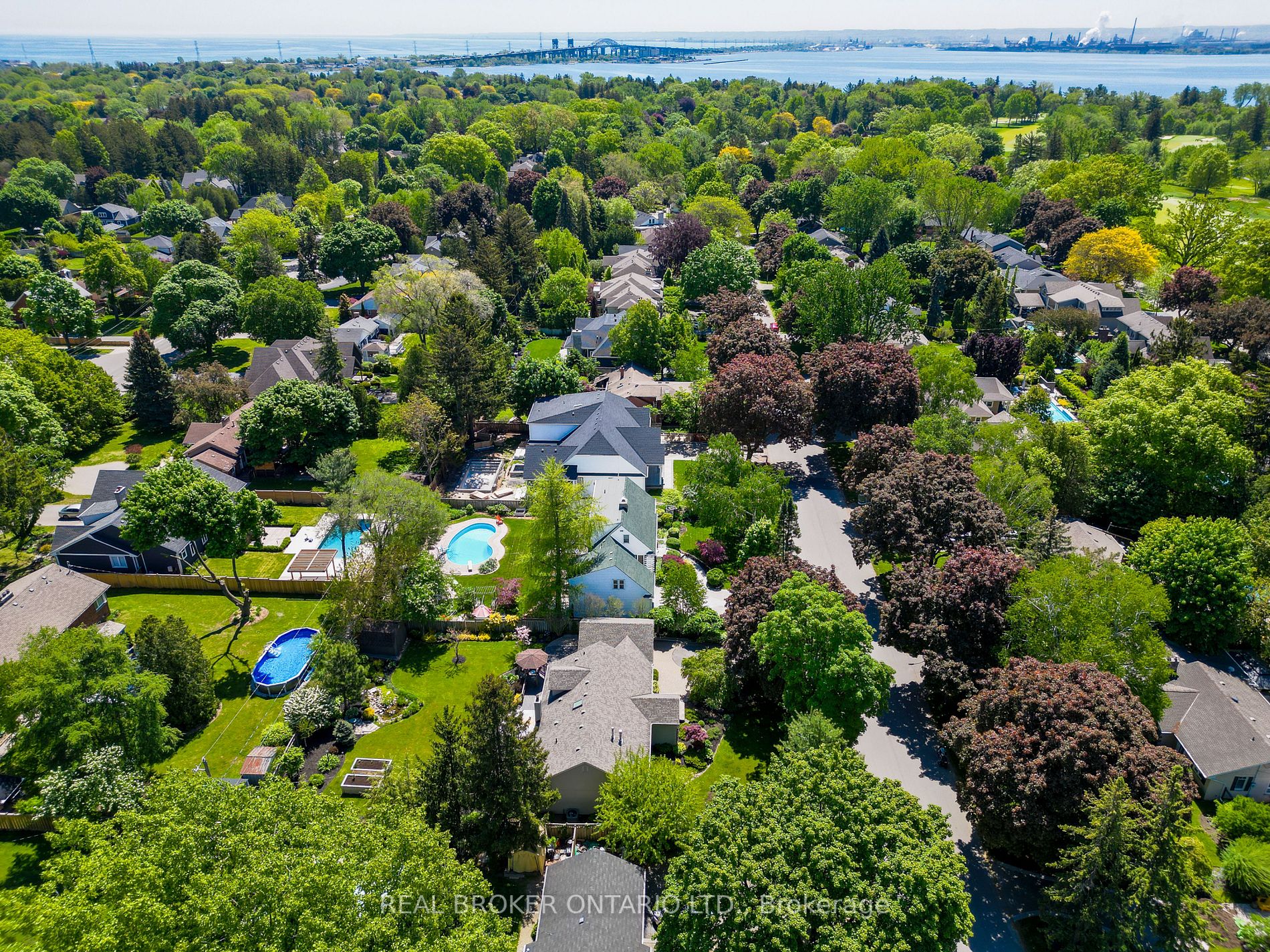 885 Long Dr