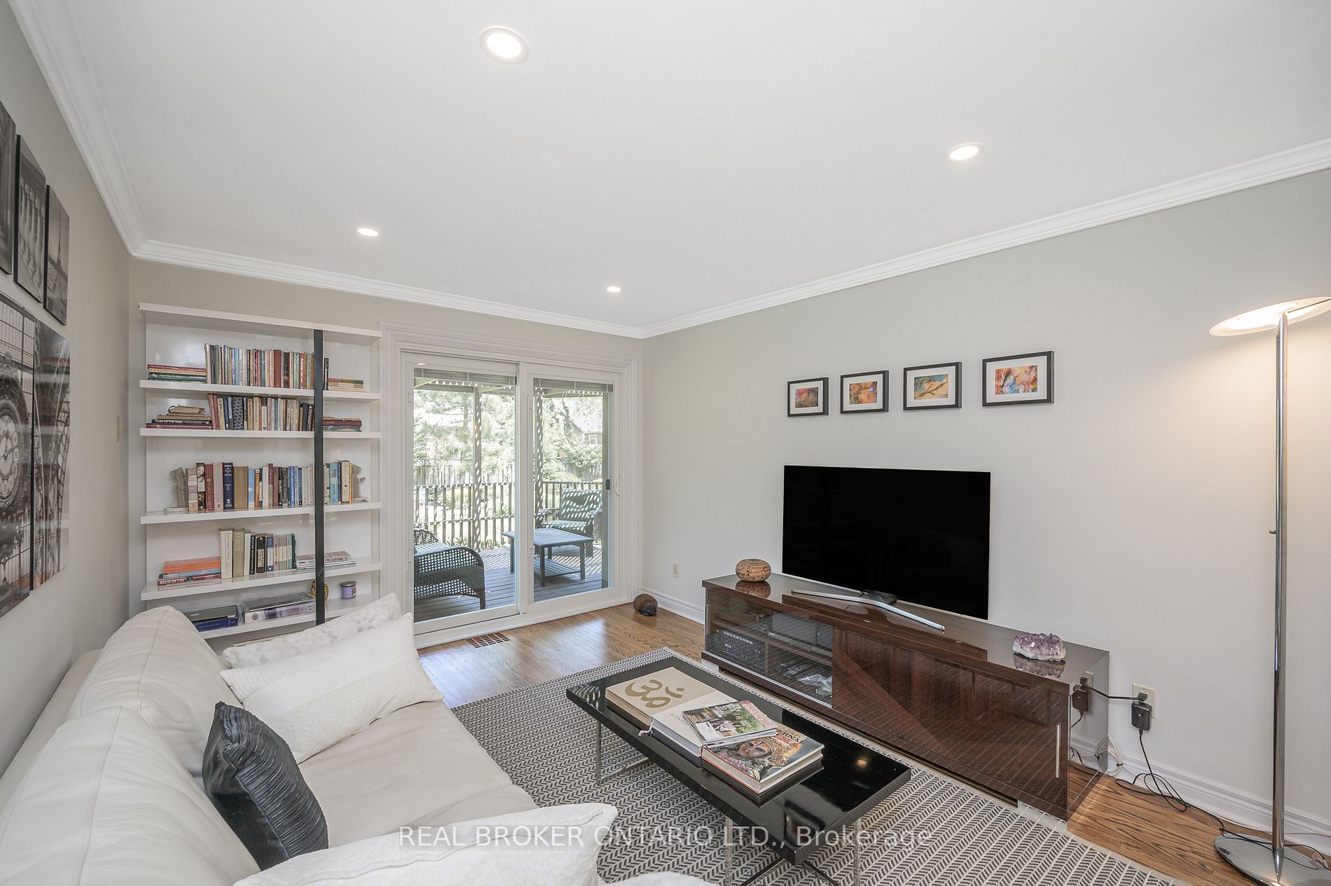 885 Long Dr