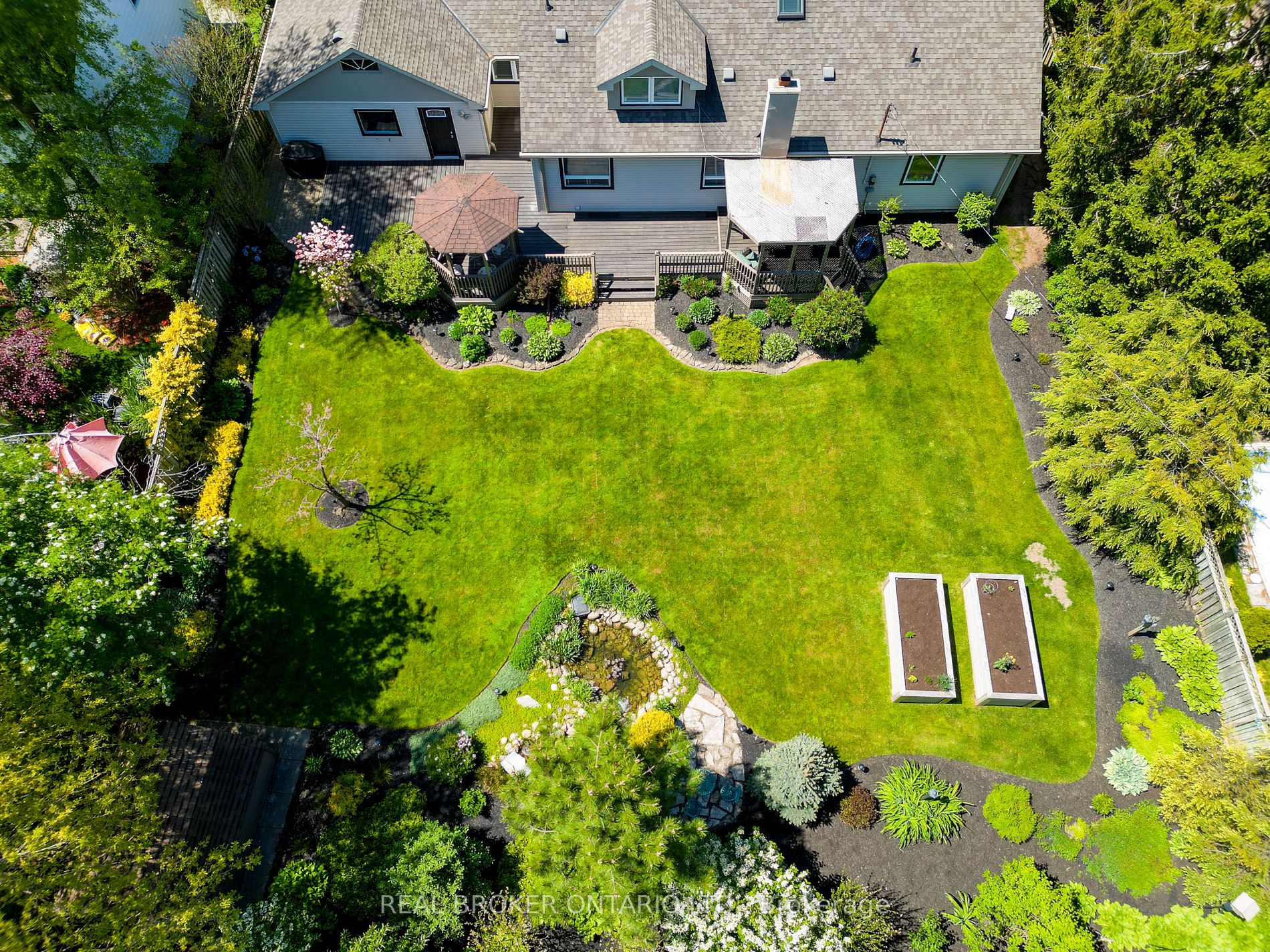 885 Long Dr