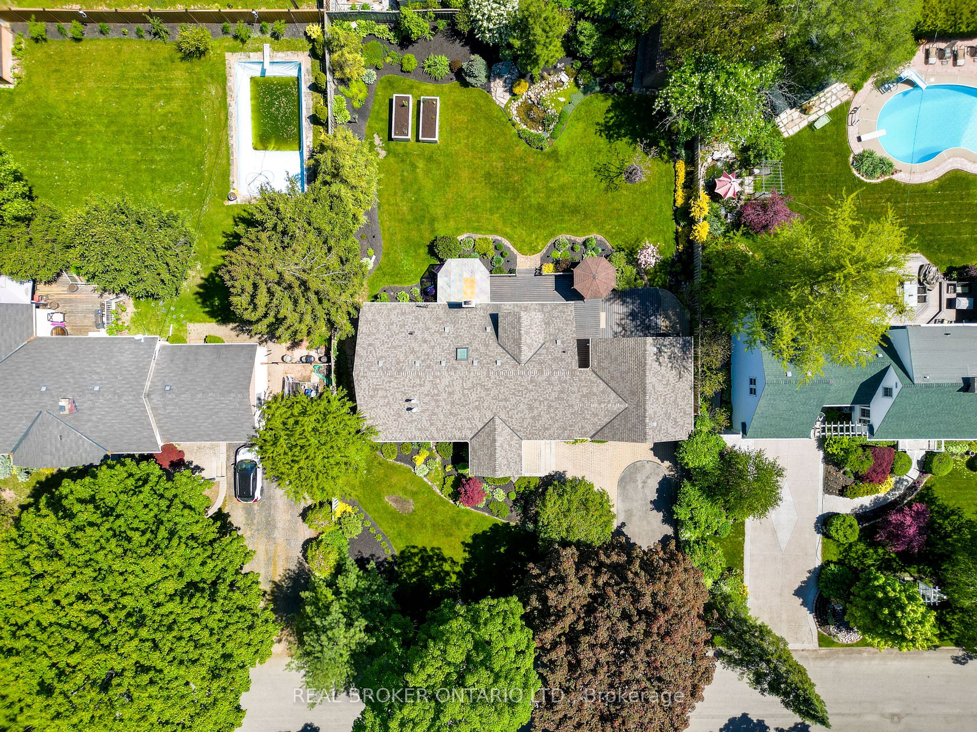 885 Long Dr