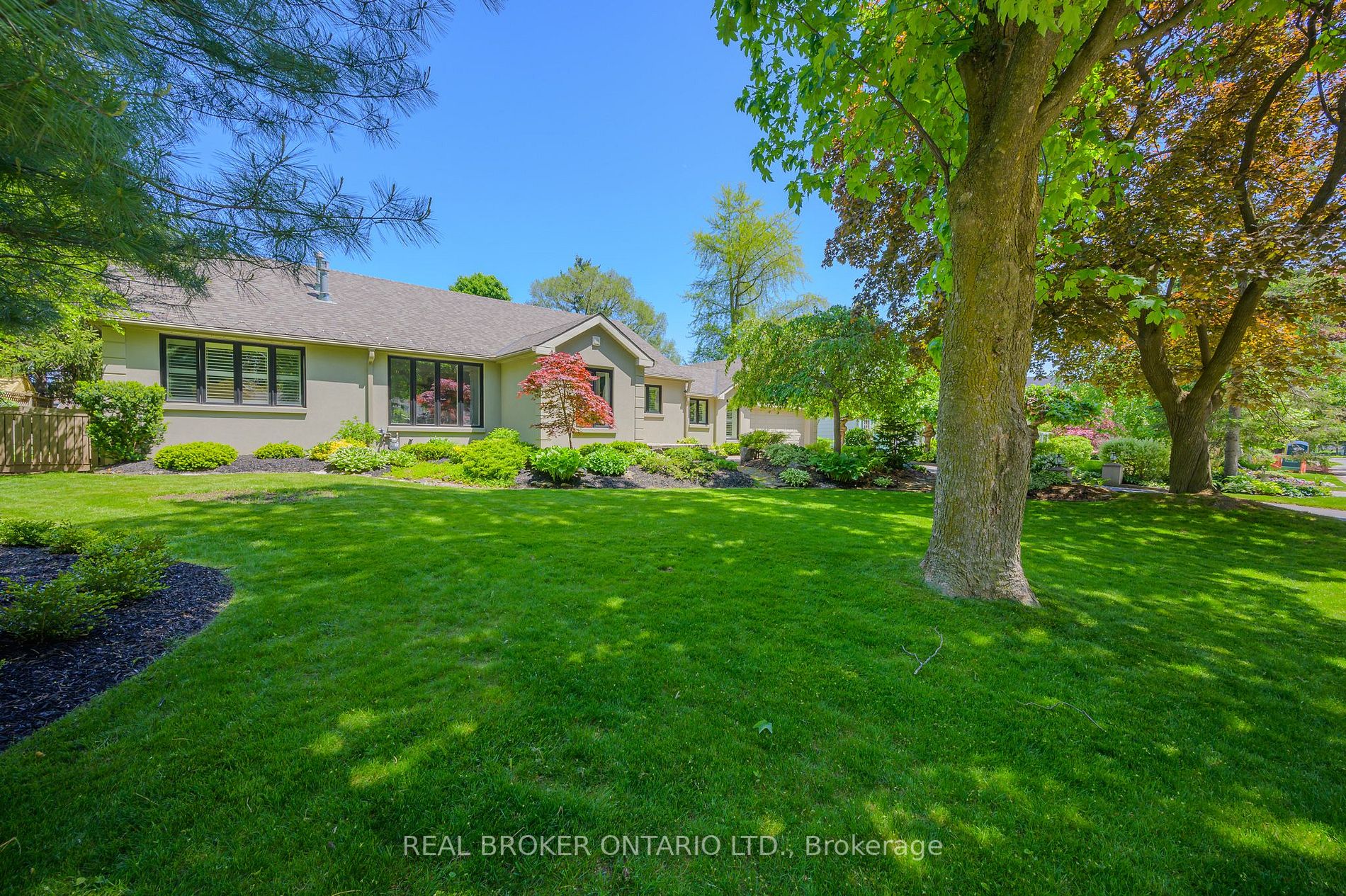 885 Long Dr