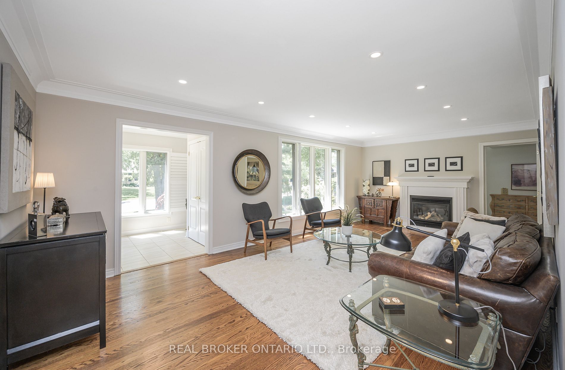 885 Long Dr