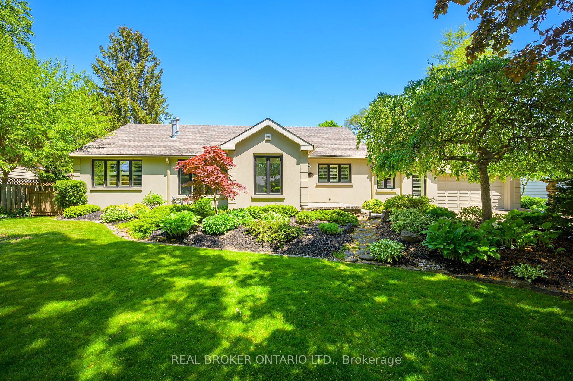 885 Long Dr