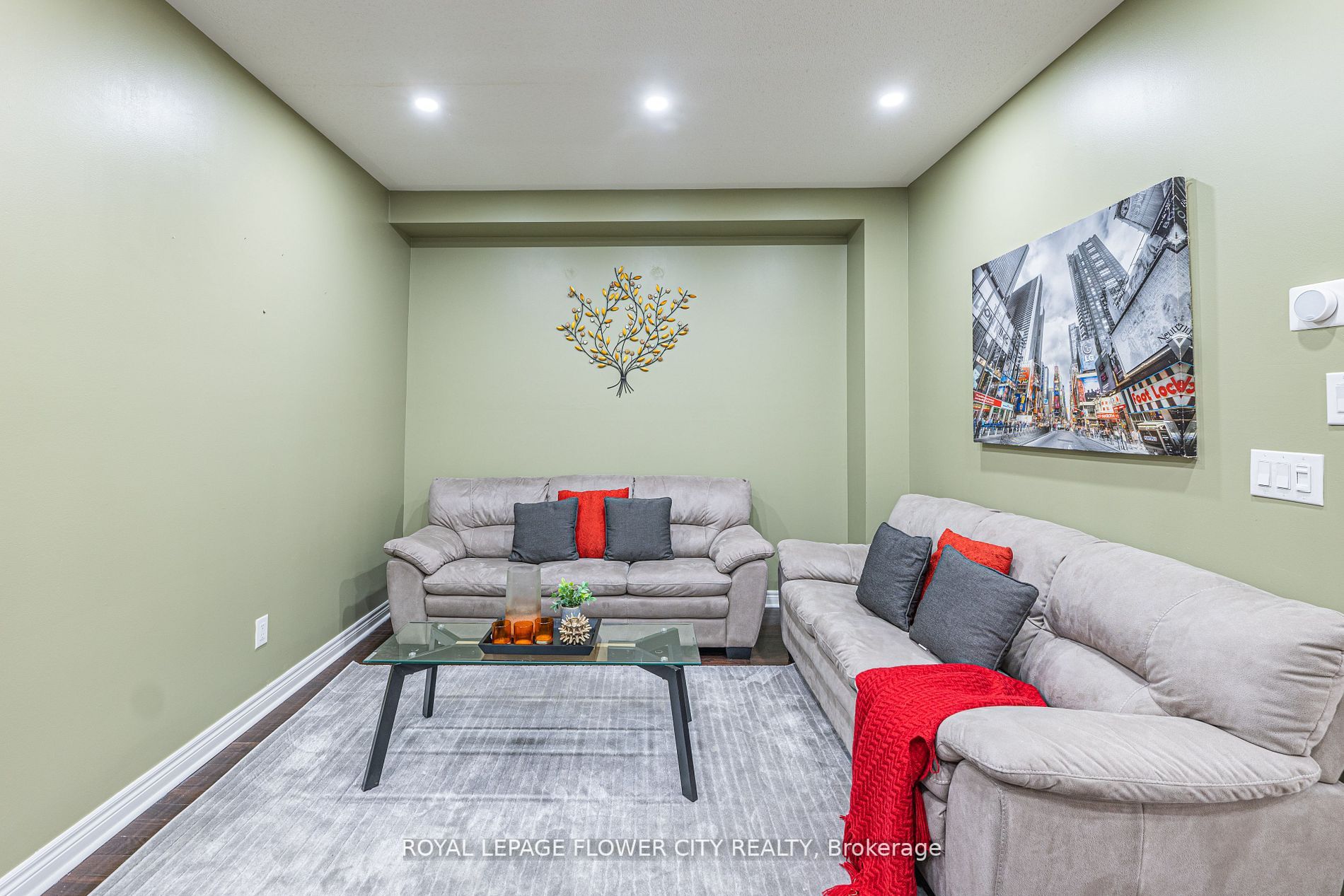 56 Versailles Cres