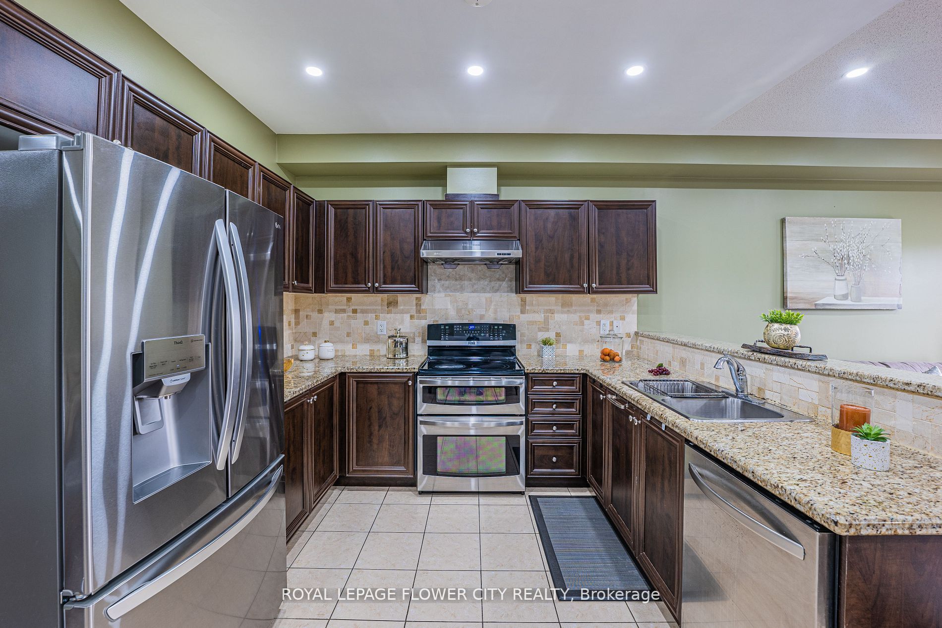 56 Versailles Cres