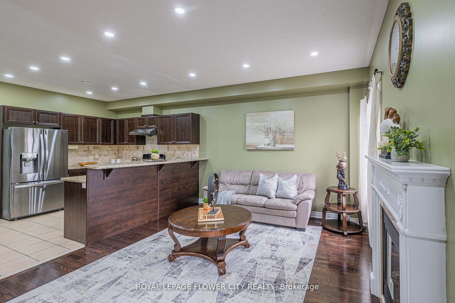 56 Versailles Cres