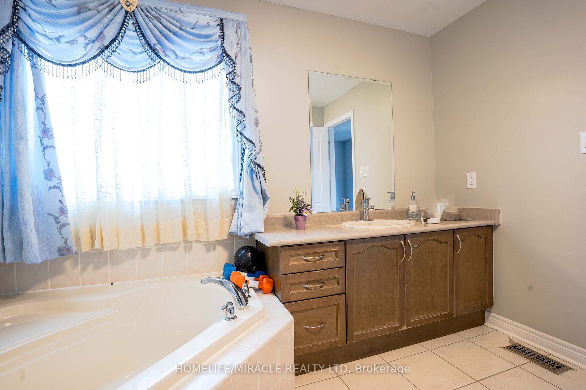 28 Totten Dr