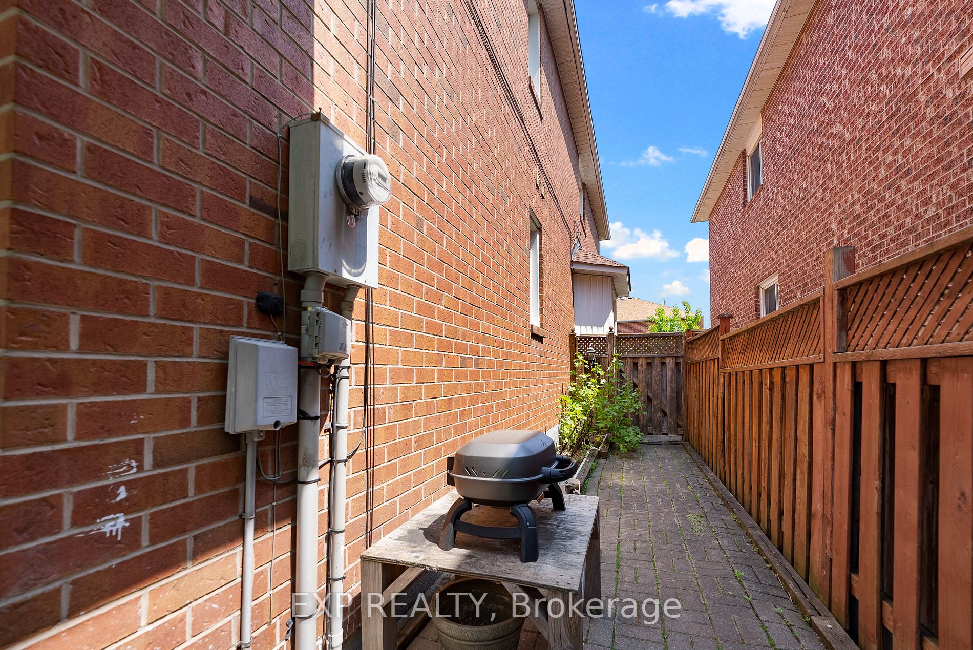 5620 Cortina Cres