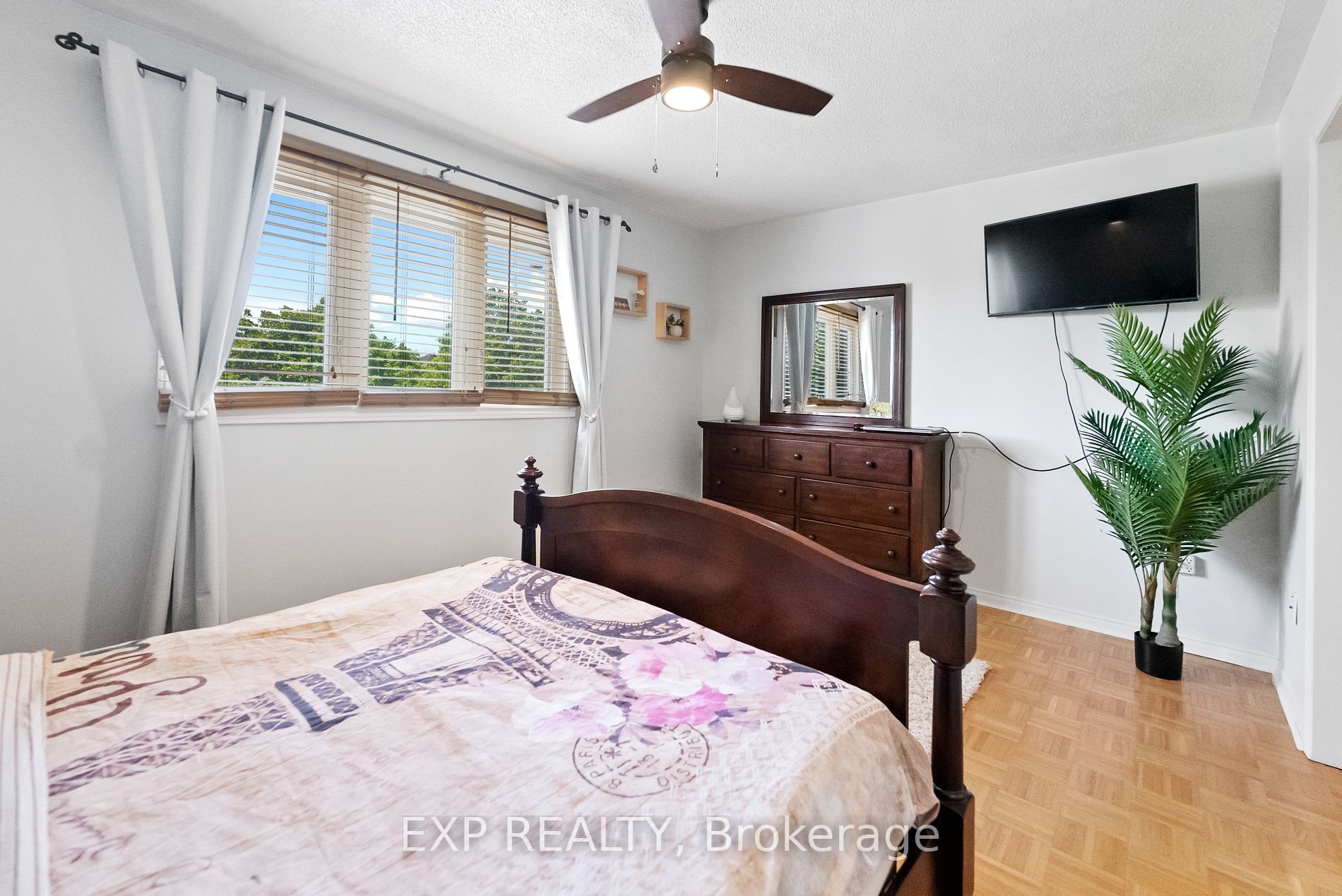 5620 Cortina Cres