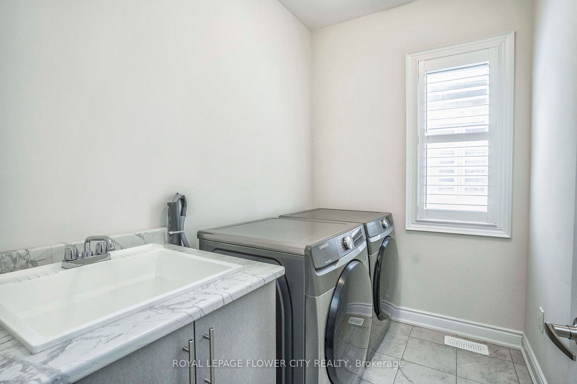 1284 Queens Plate Rd