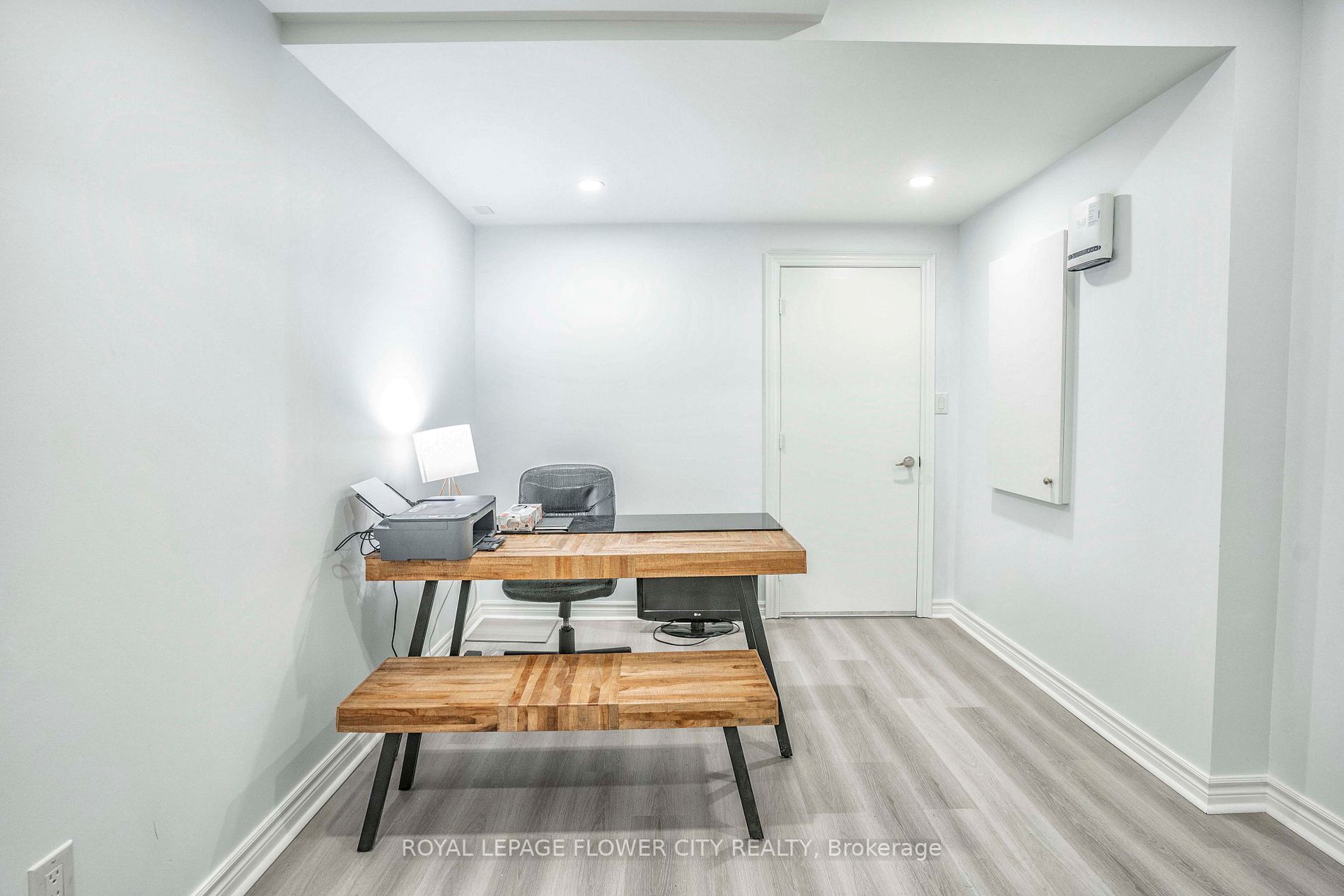 1284 Queens Plate Rd