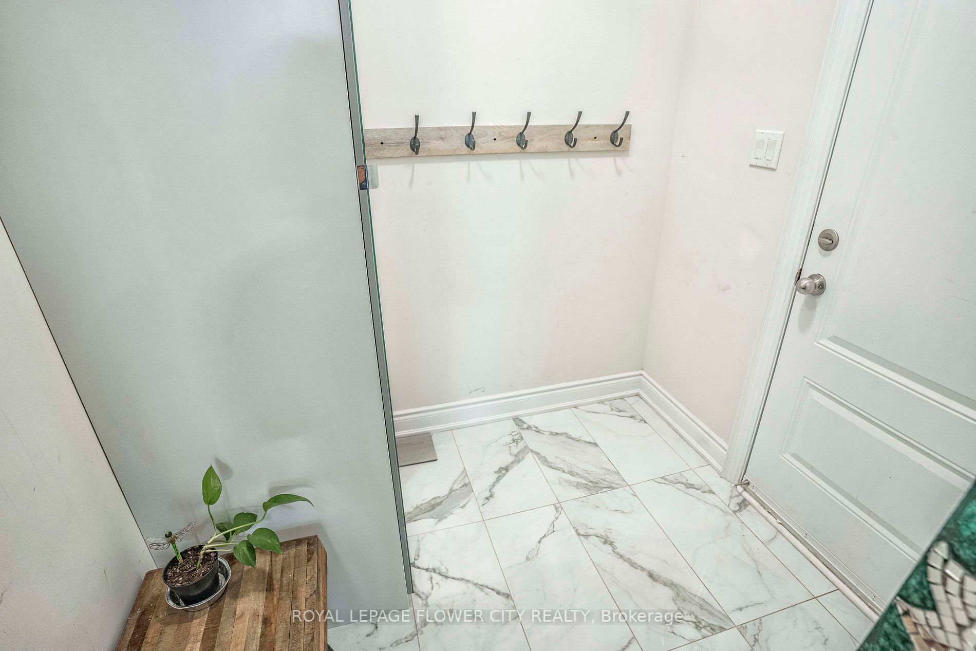 1284 Queens Plate Rd