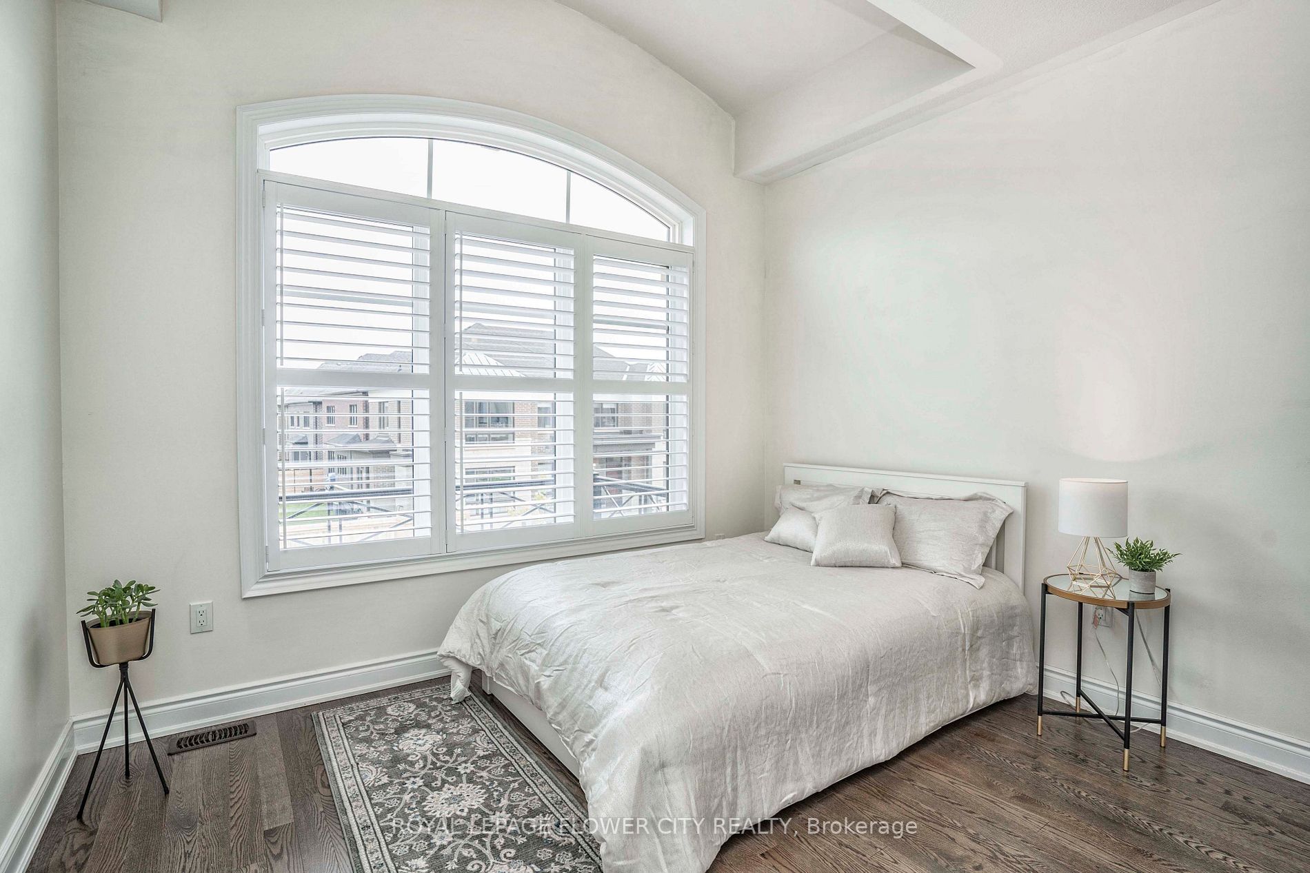 1284 Queens Plate Rd