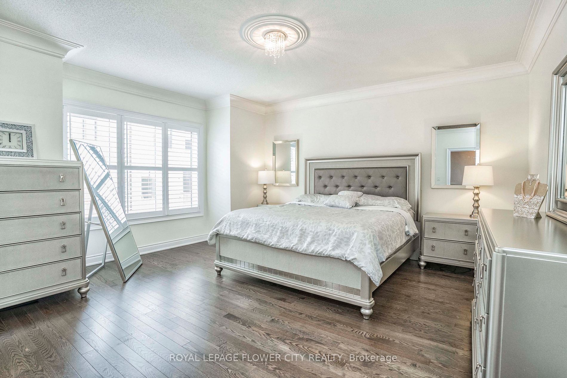 1284 Queens Plate Rd