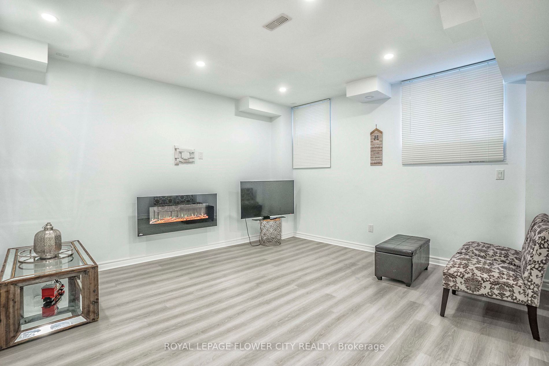 1284 Queens Plate Rd