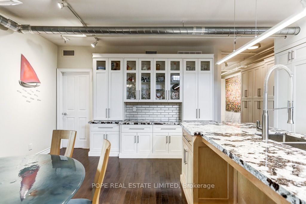 384 Sunnyside Ave, #202