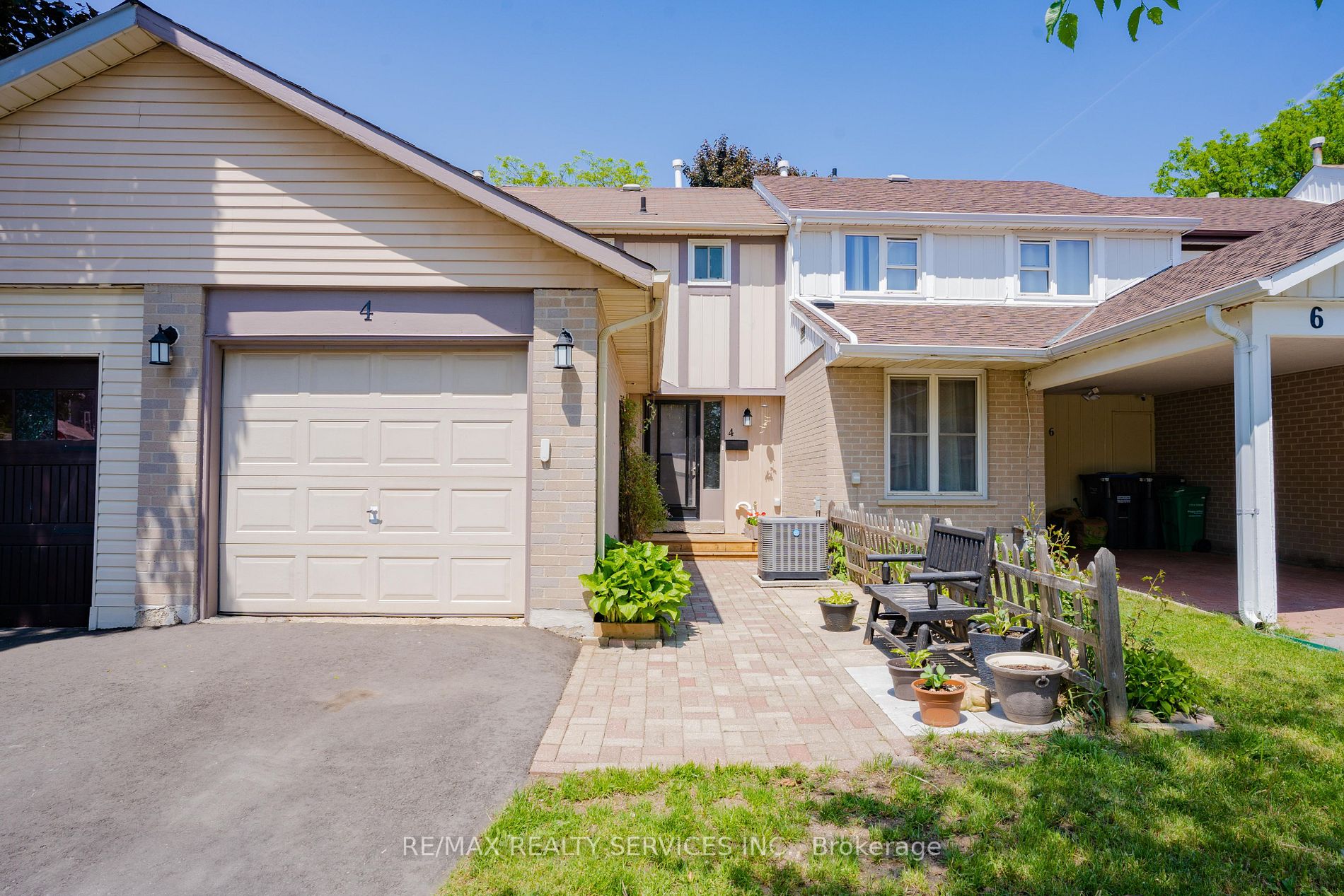 4 Traverston Crt