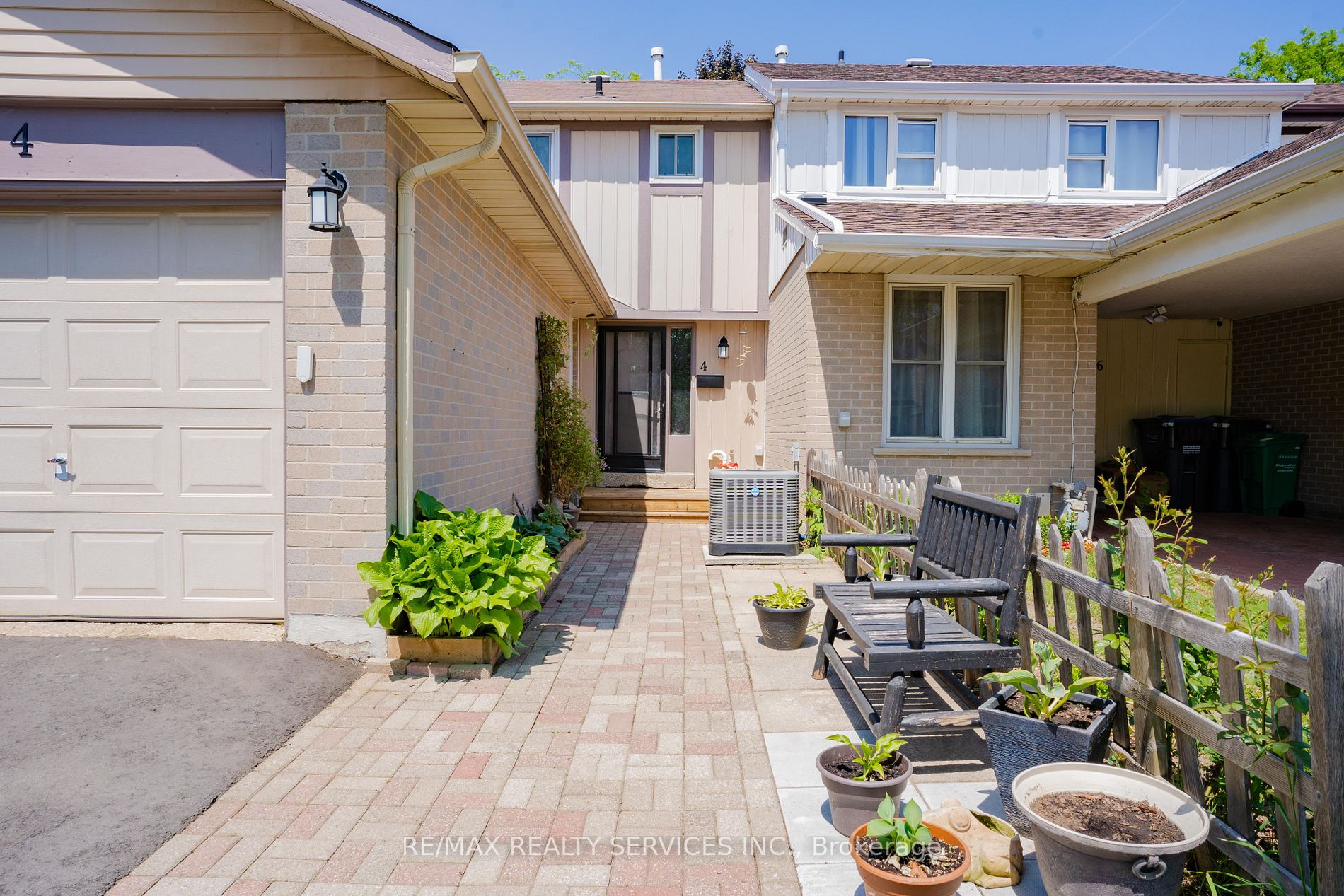 4 Traverston Crt