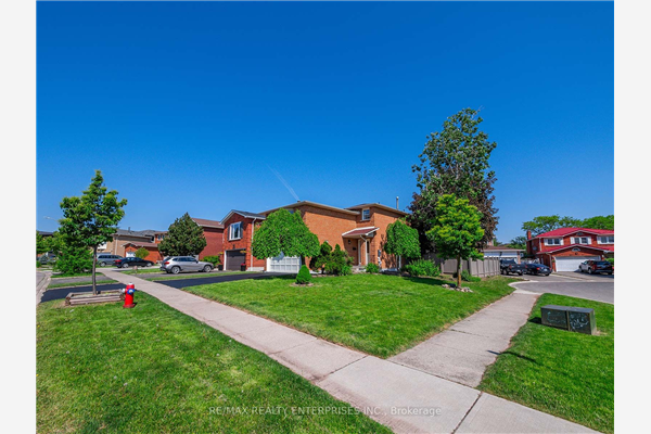 168 Dumfries Ave, Brampton