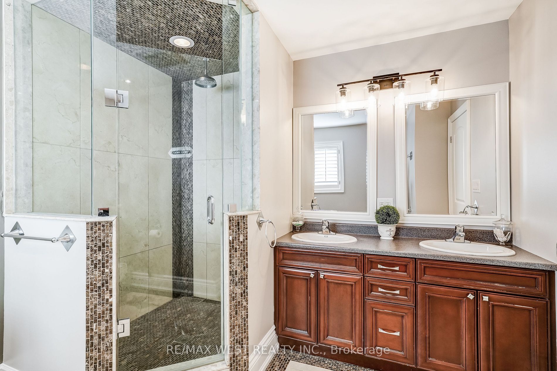 17 Antrim Crt