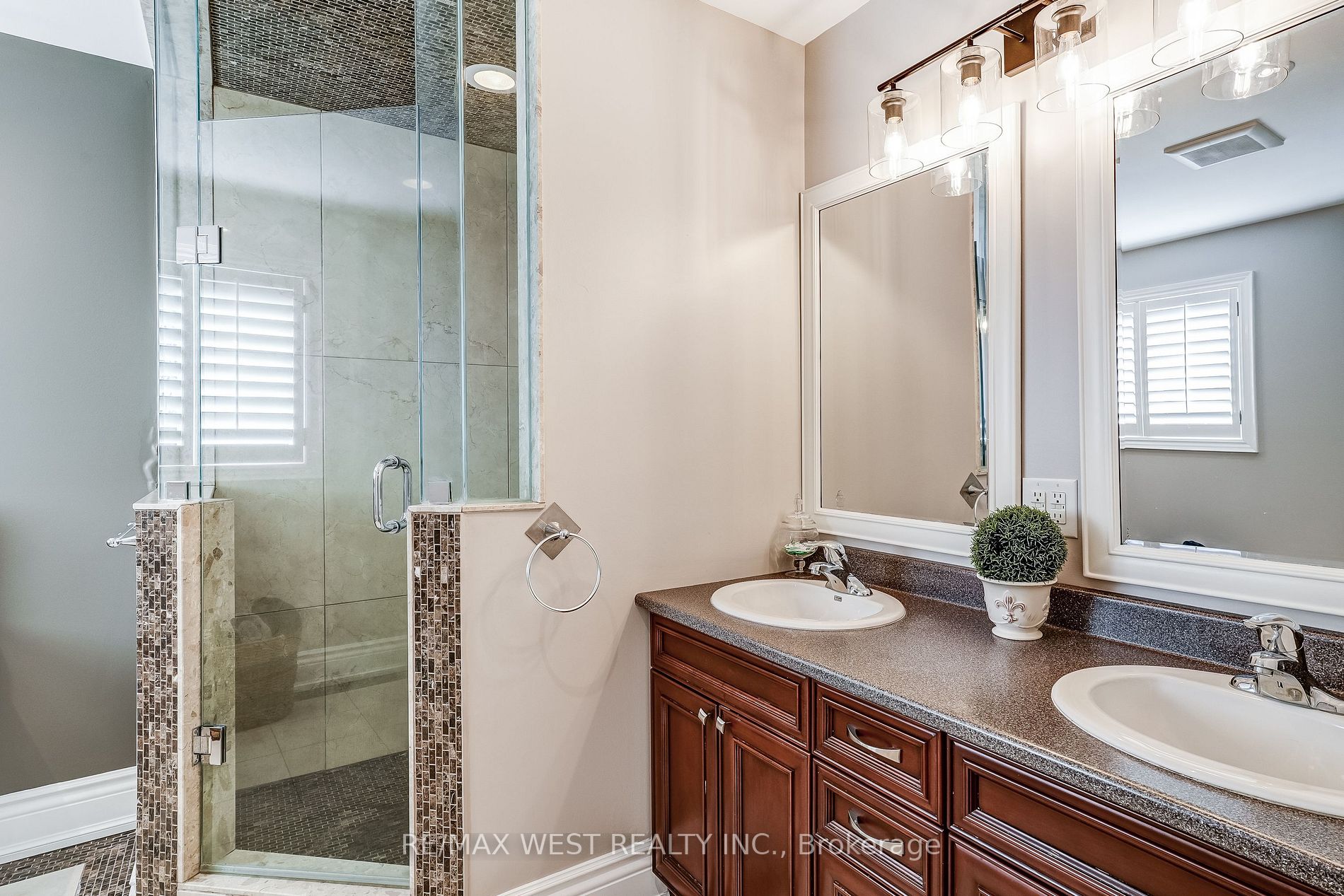17 Antrim Crt