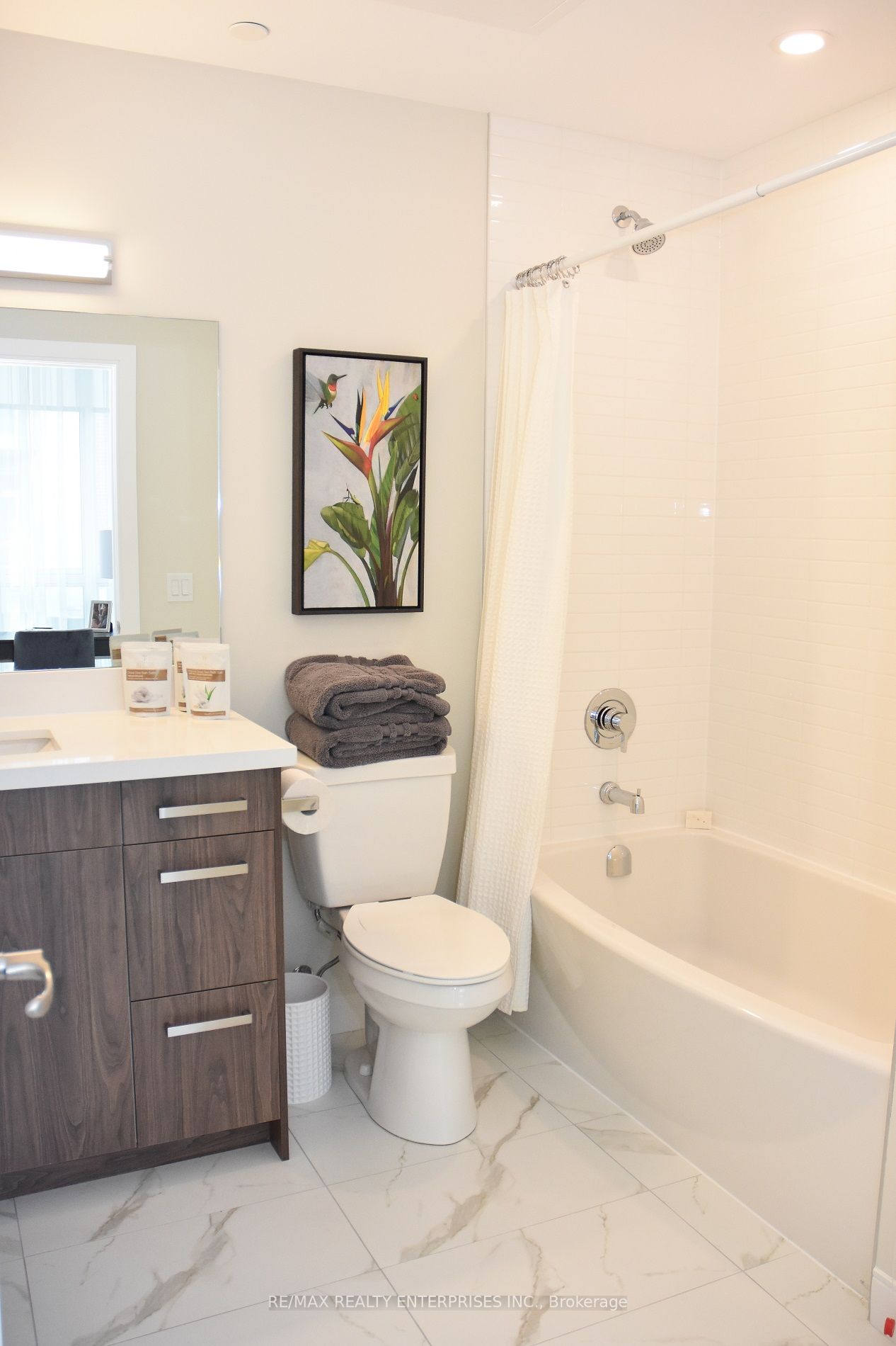 270 Lakeshore Rd W, #204