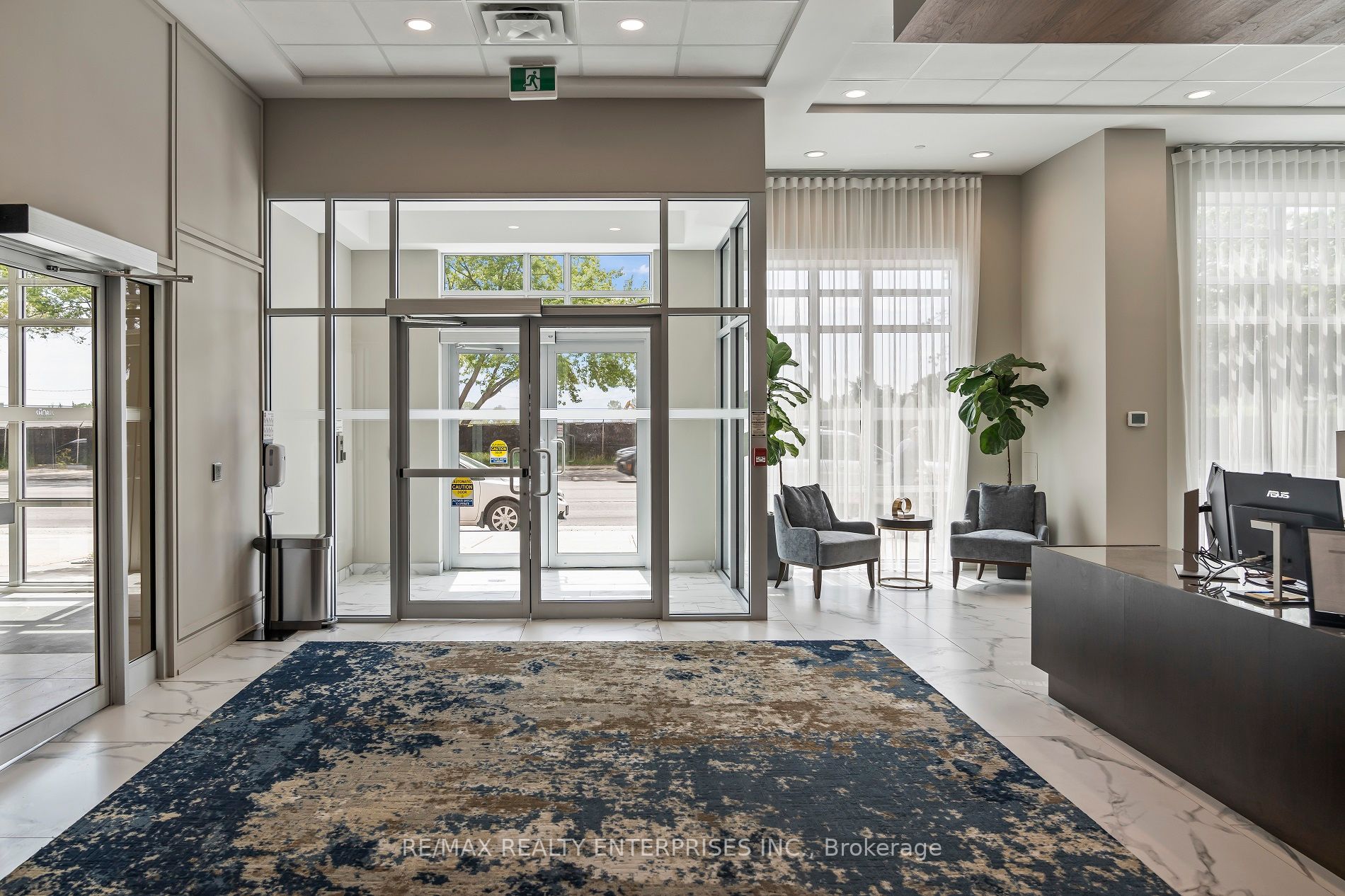 270 Lakeshore Rd W, #204