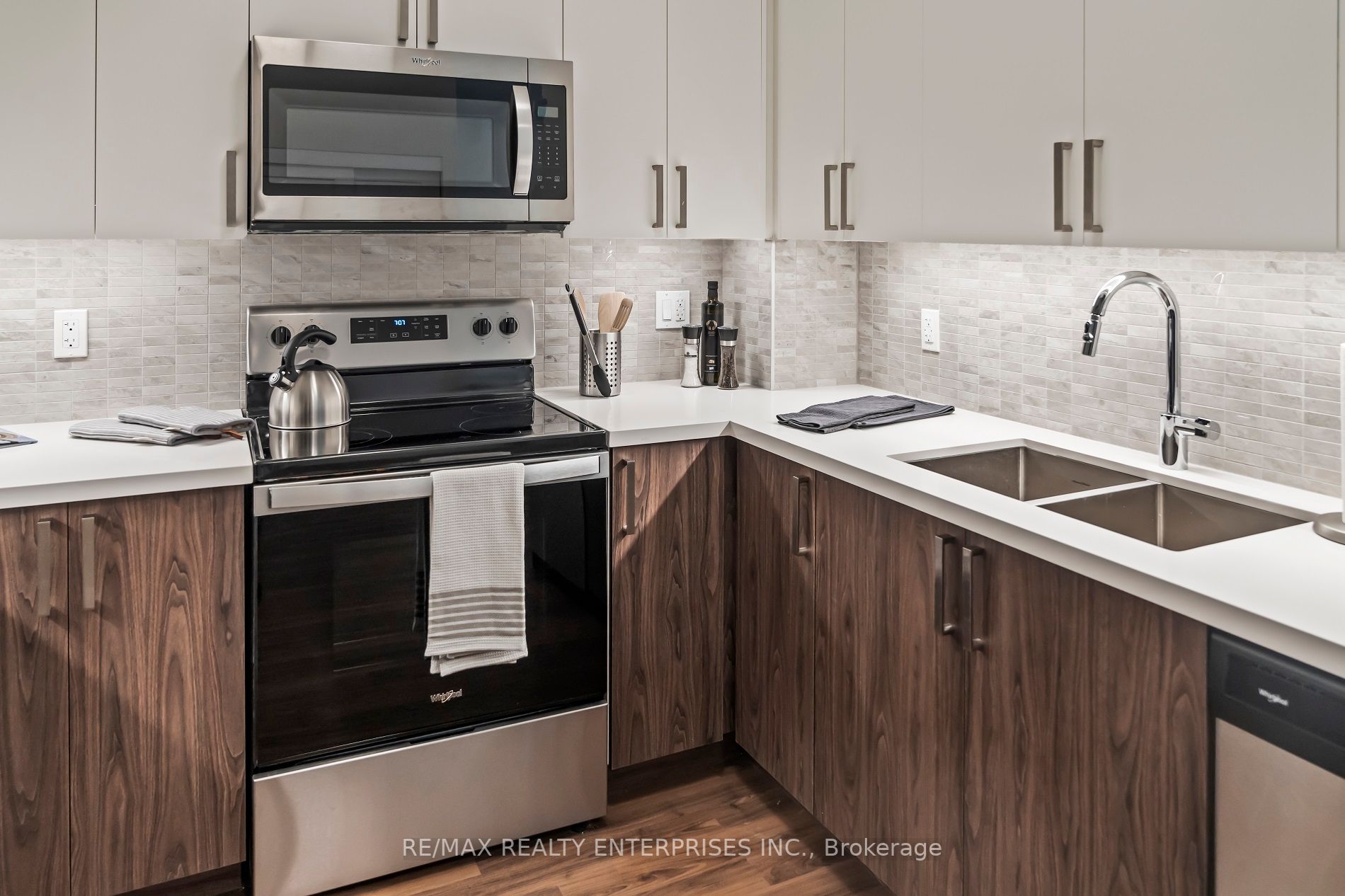 270 Lakeshore Rd W, #204