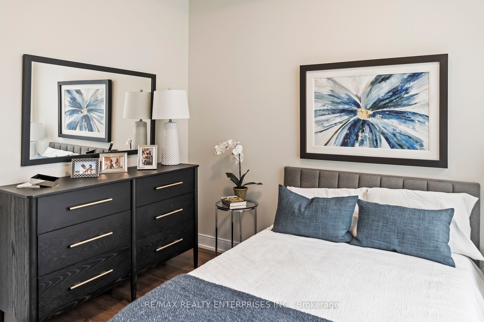 270 Lakeshore Rd W, #204