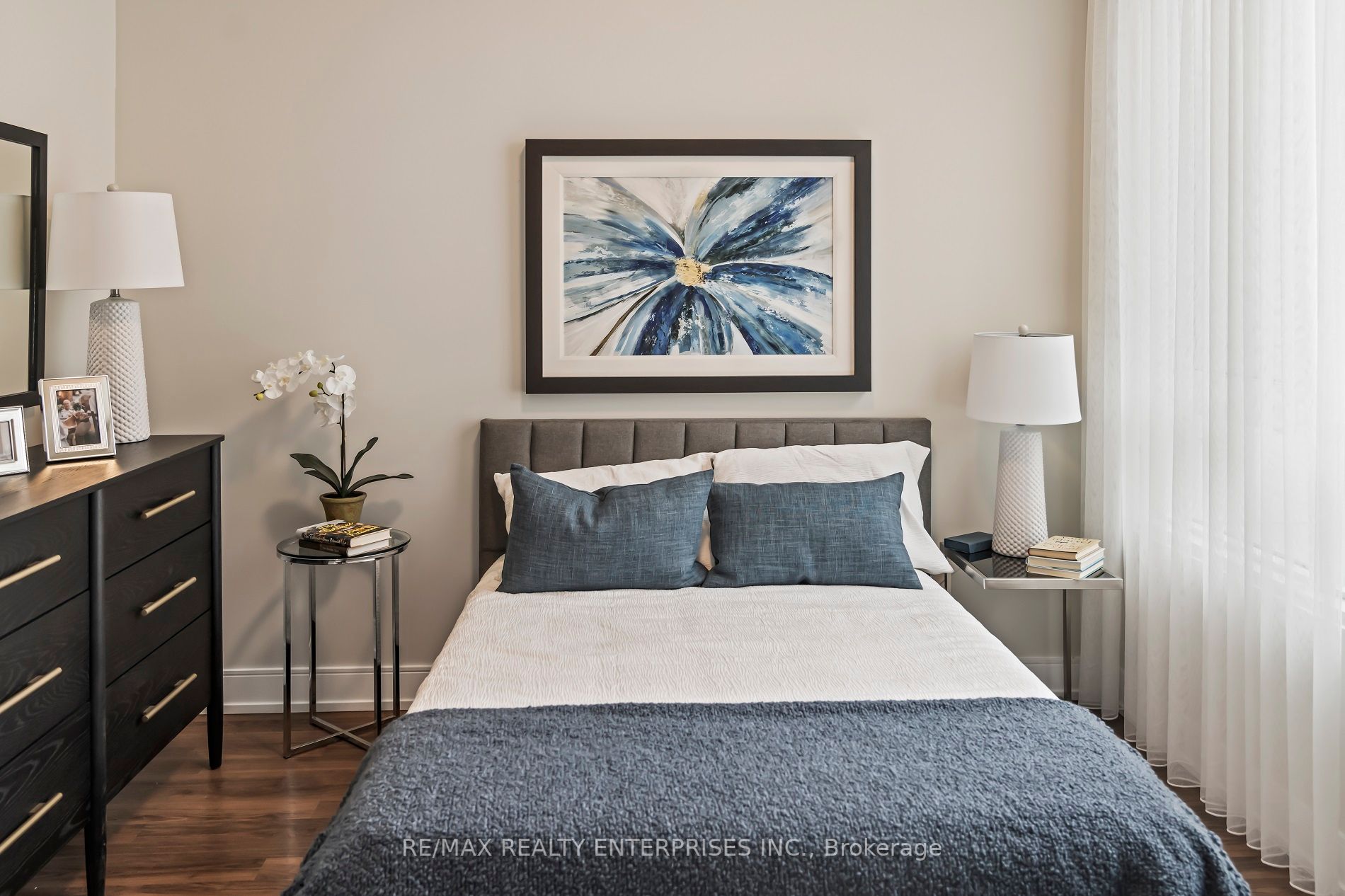 270 Lakeshore Rd W, #204