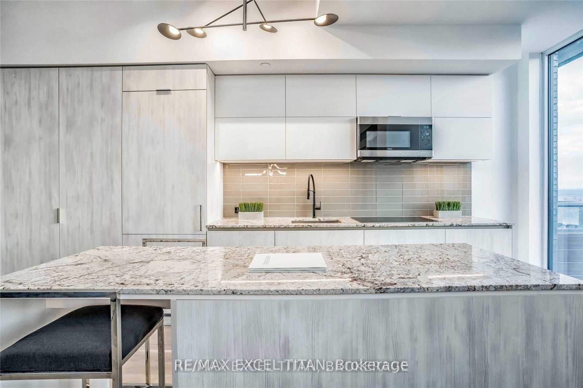 21 Park St E, #1705
