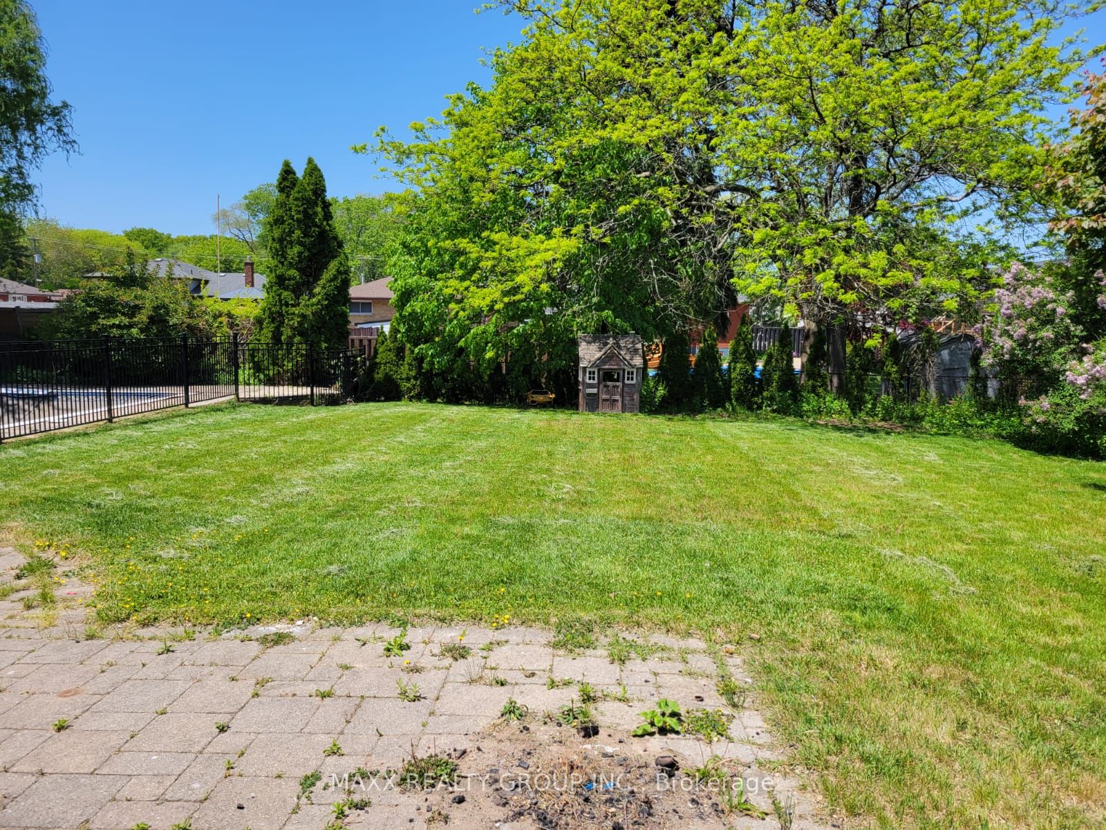 401 Dorchester Cres