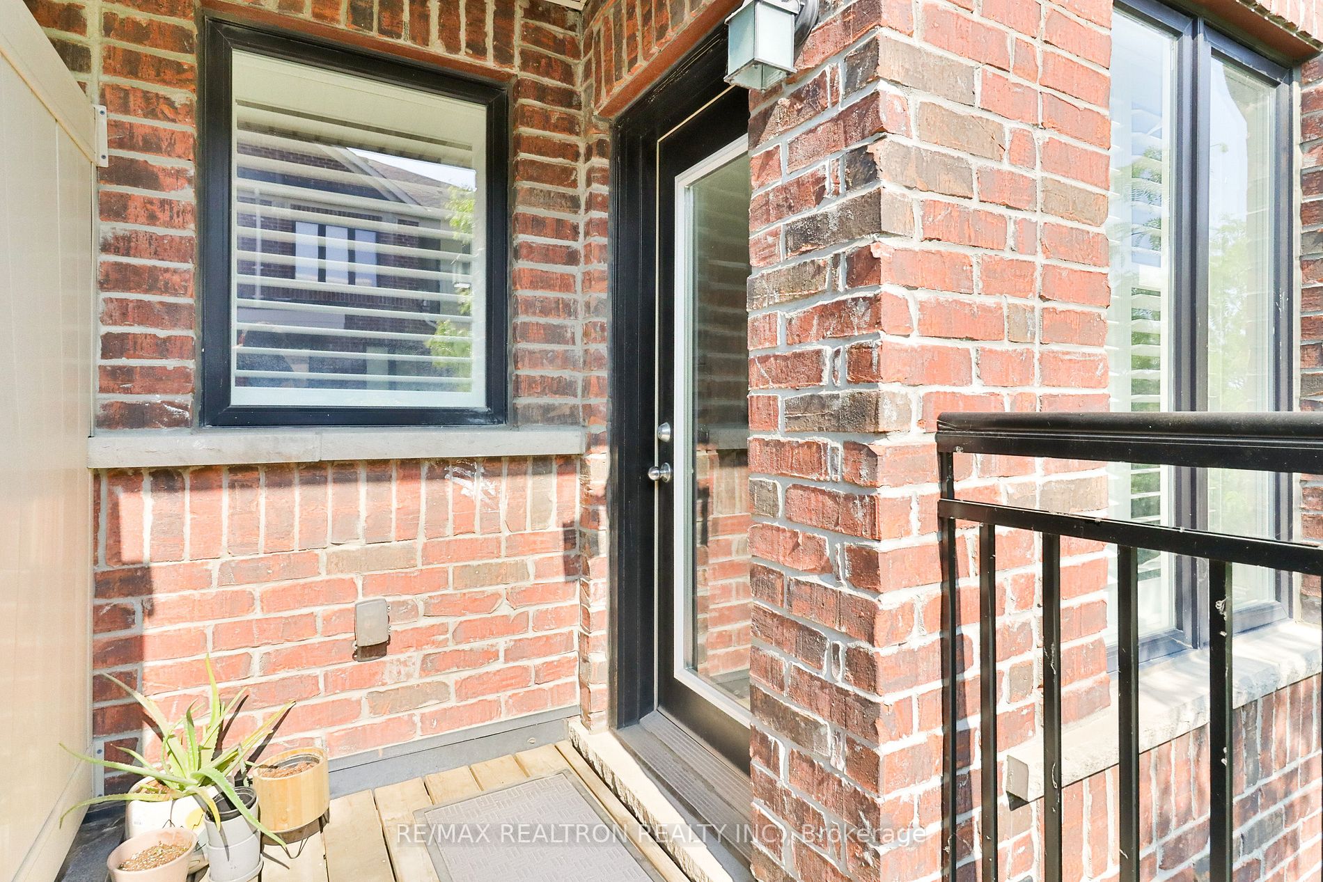 10 Carnation Ave, #19