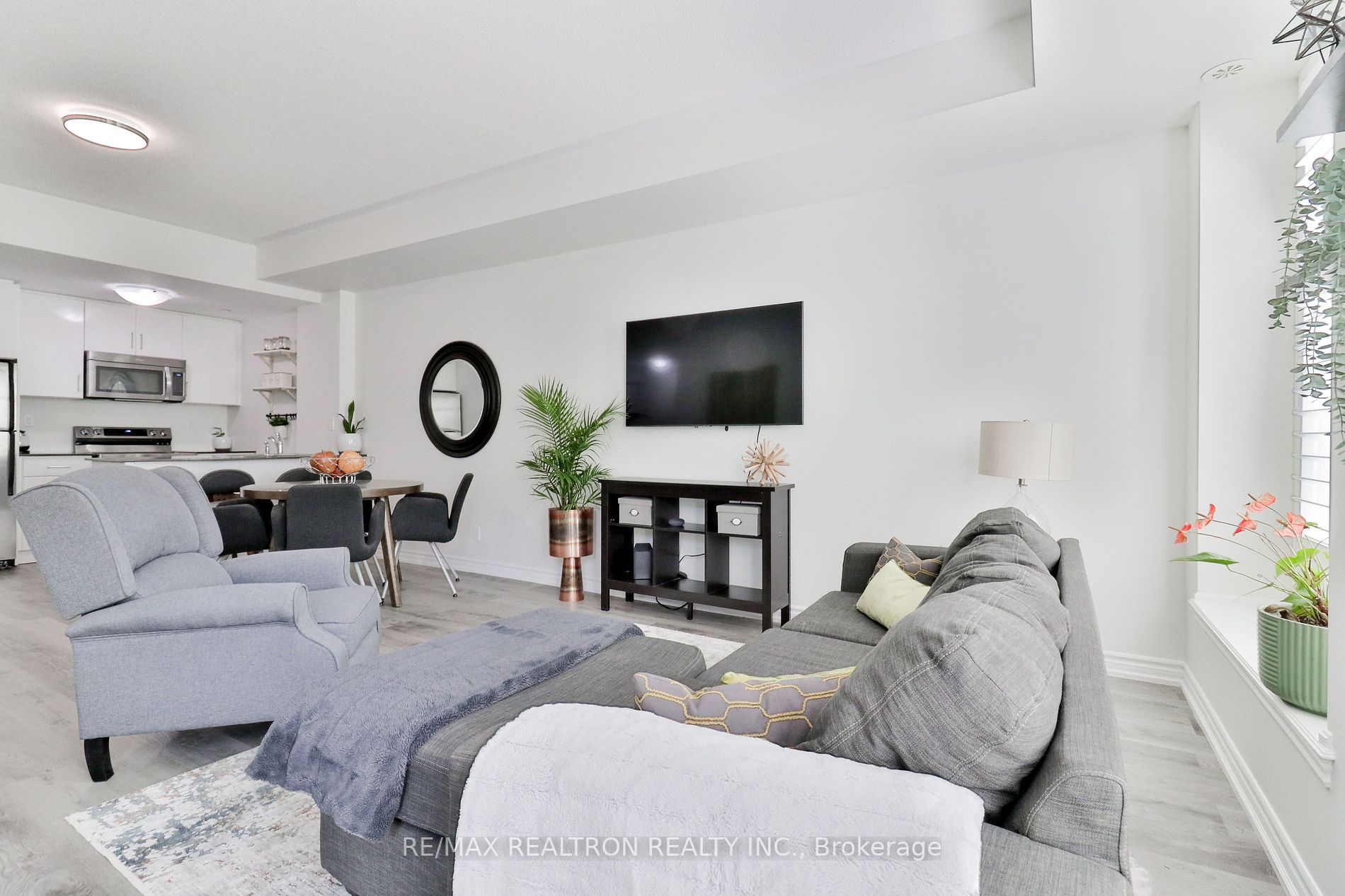 10 Carnation Ave, #19