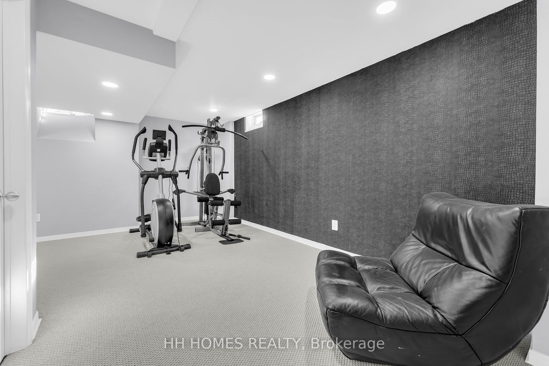 2293 Woodcrest Dr
