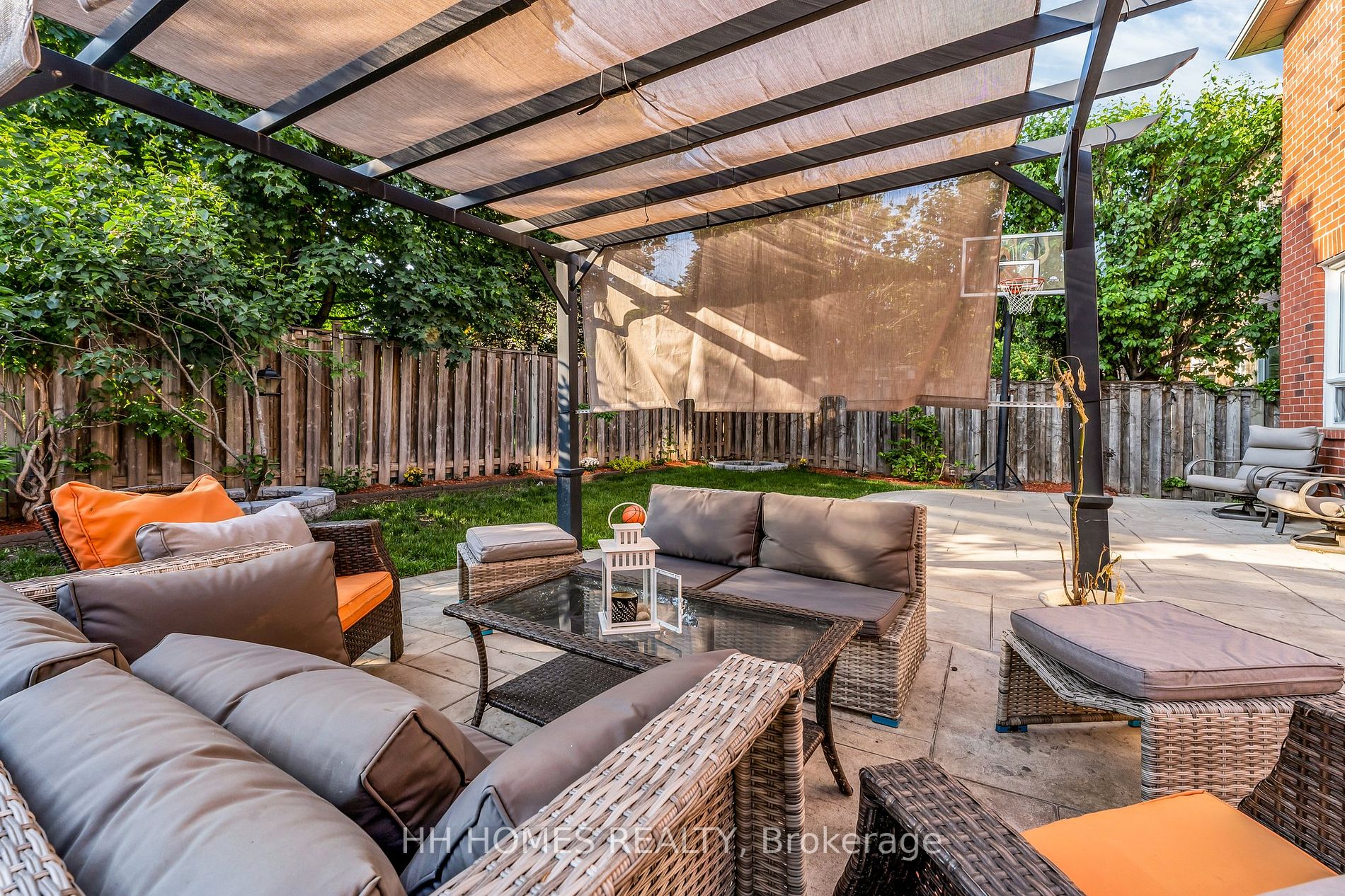 2293 Woodcrest Dr