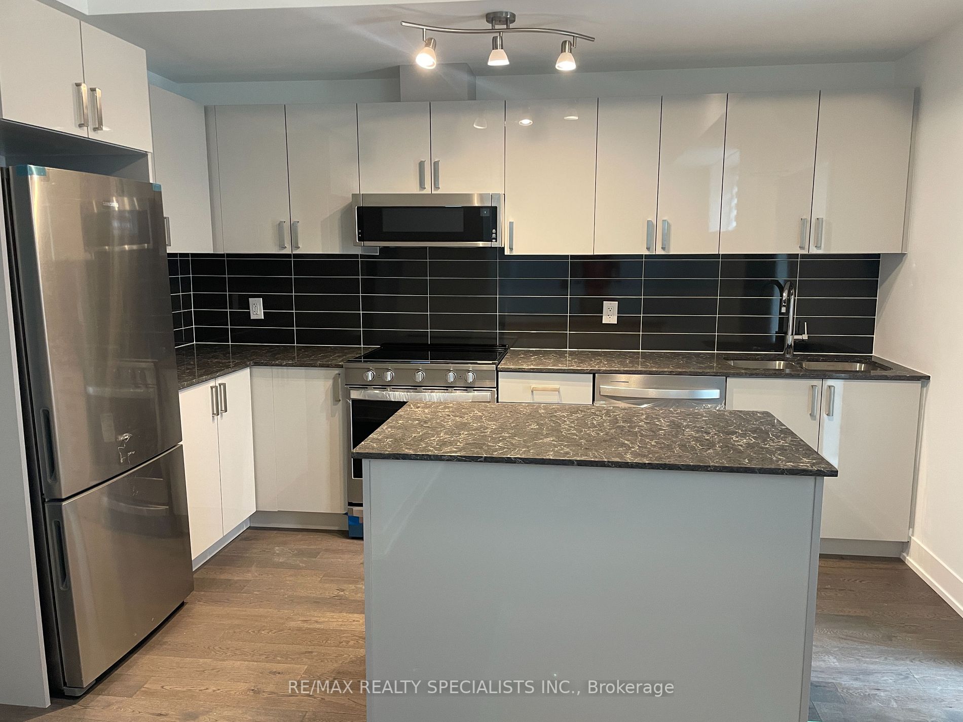 1095 Douglas Mccurdy Comm, #153