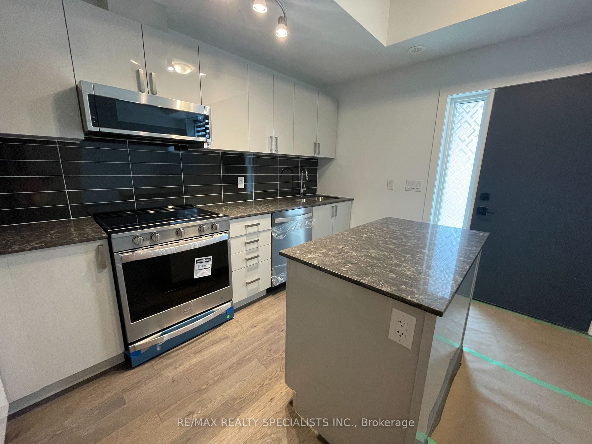 1095 Douglas Mccurdy Comm, #153
