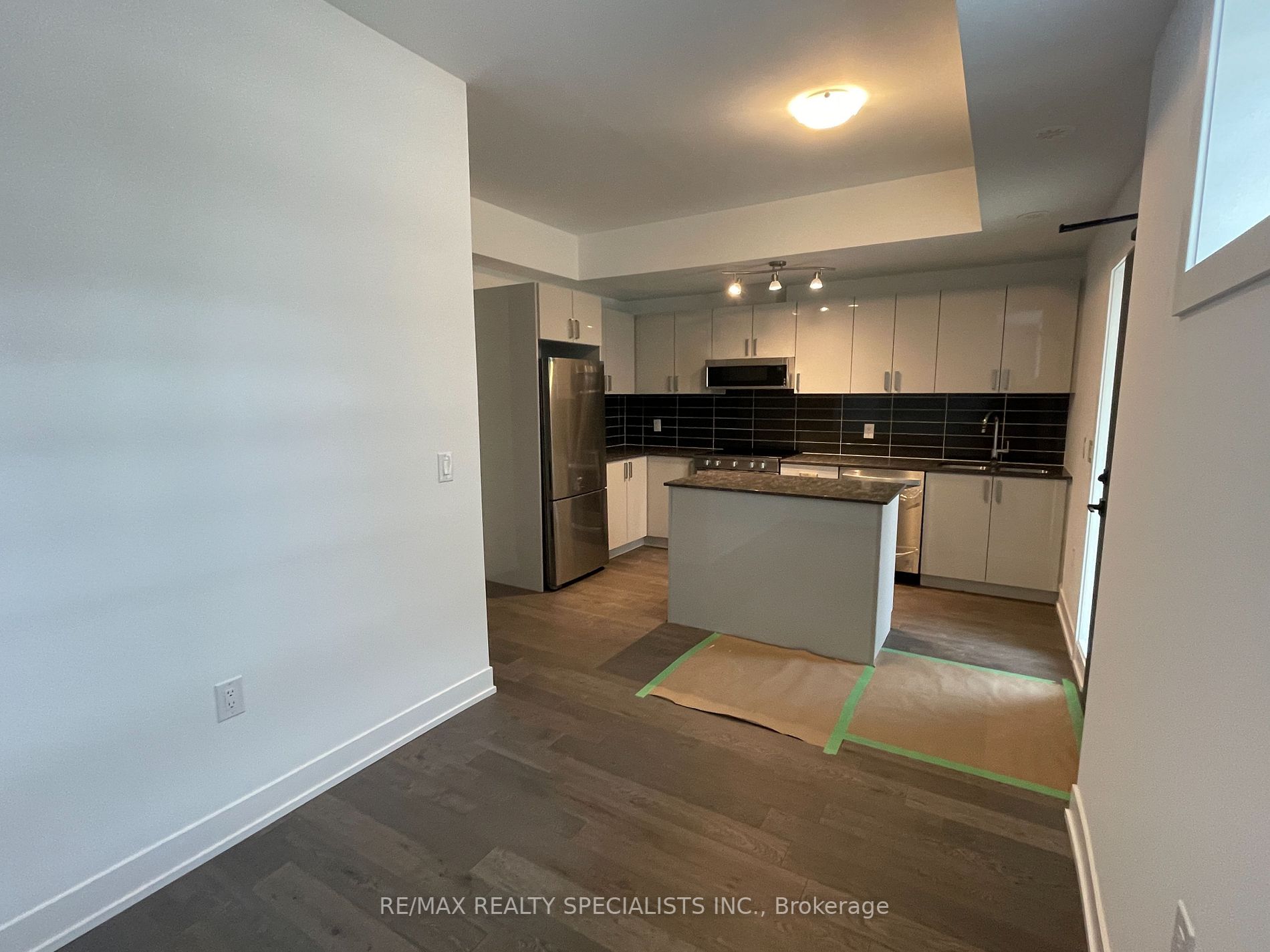 1095 Douglas Mccurdy Comm, #153