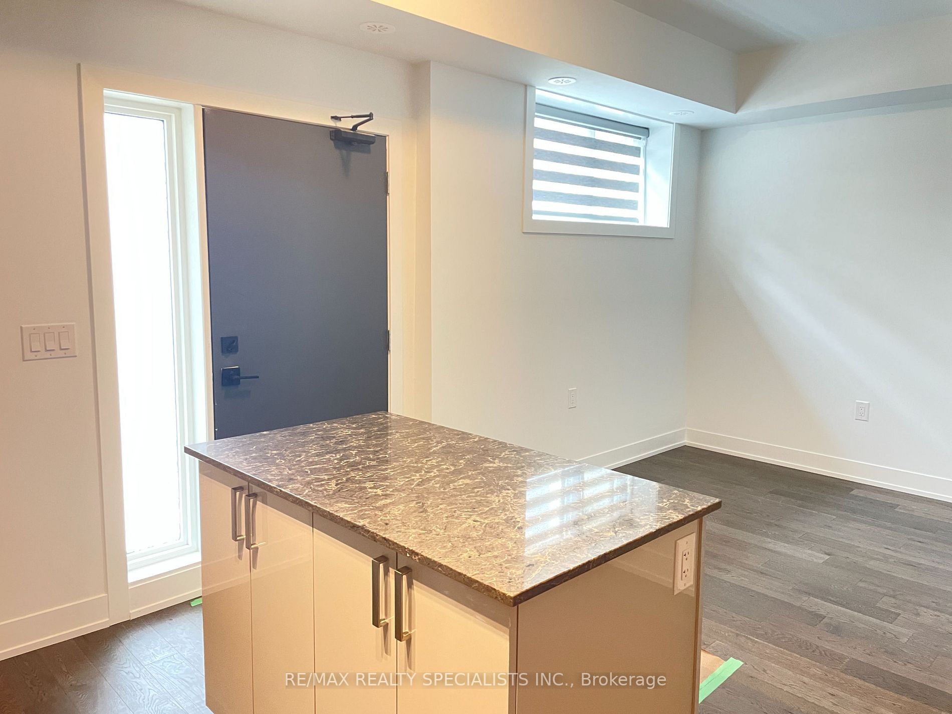 1095 Douglas Mccurdy Comm, #153