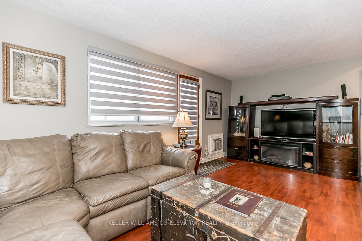 15 Elizabeth Street N, #704
