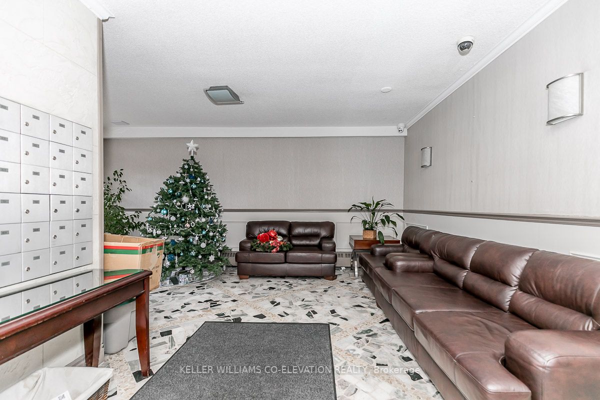 15 Elizabeth Street N, #704