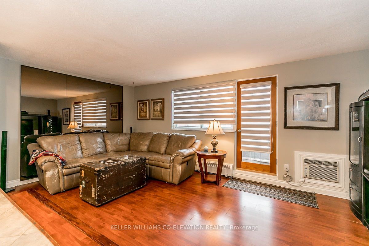 15 Elizabeth Street N, #704