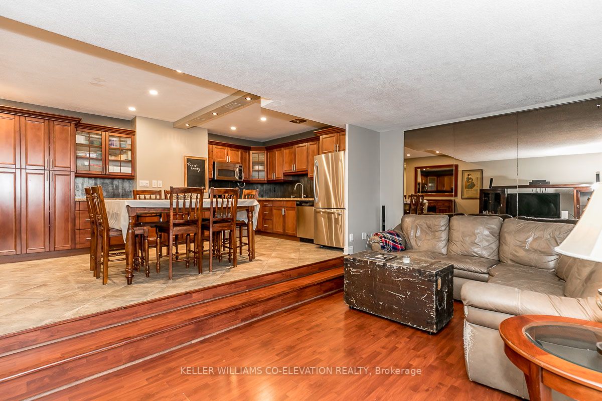 15 Elizabeth Street N, #704